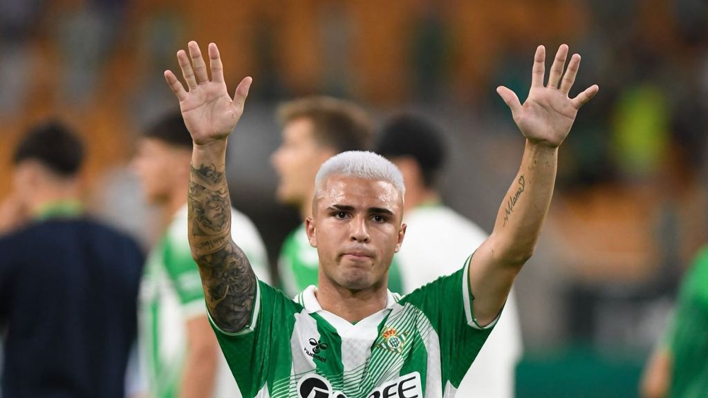 La vuelta de honor de Pablo García como despedida del Betis