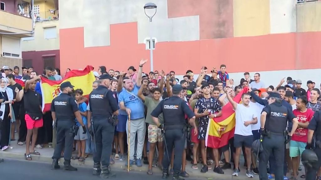 Los vecinos de los campamentos que alojan a inmigrantes en Ceuta en pie de guerra