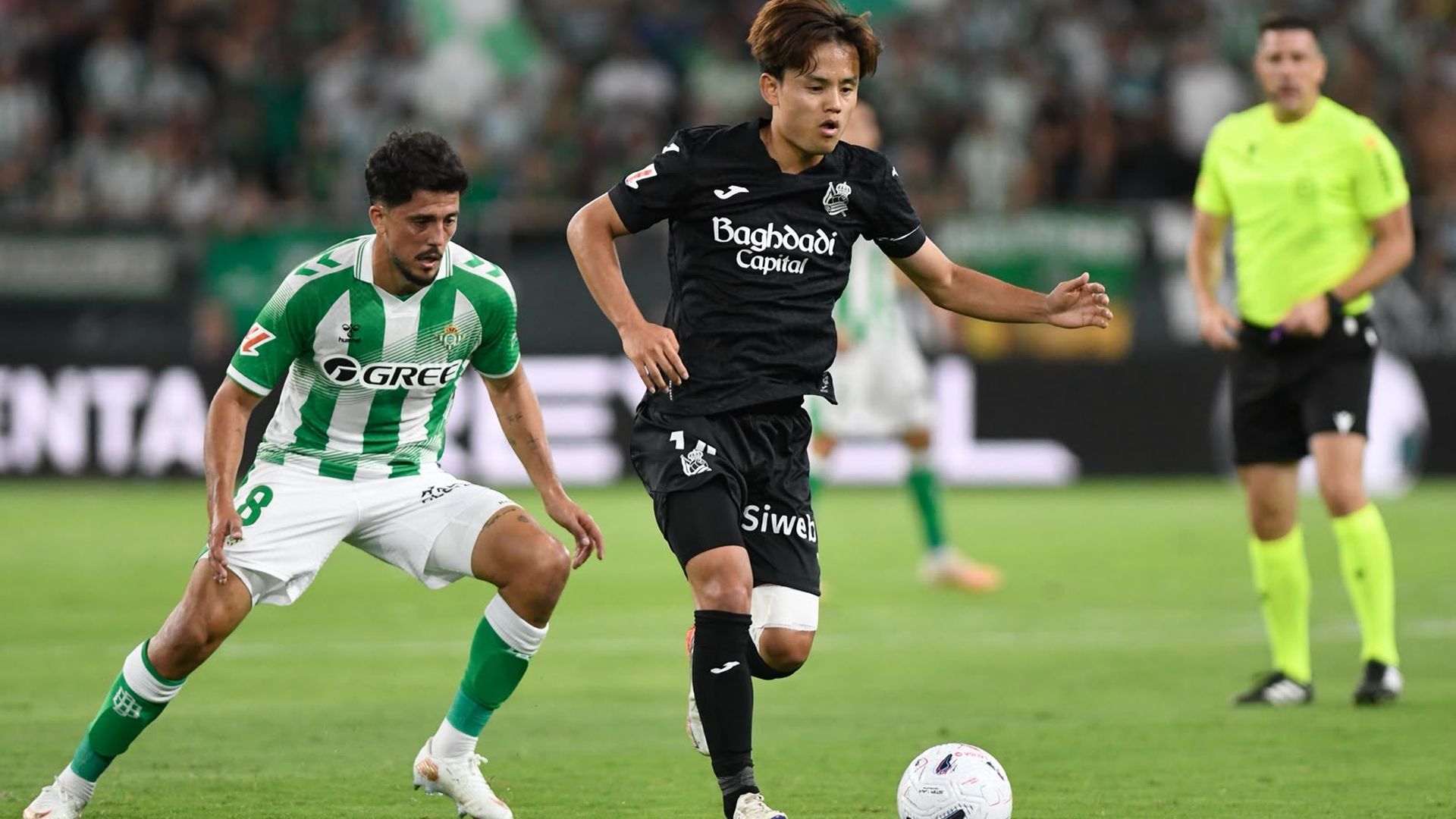 Take Kubo conduce el balón en el Betis-Real Sociedad