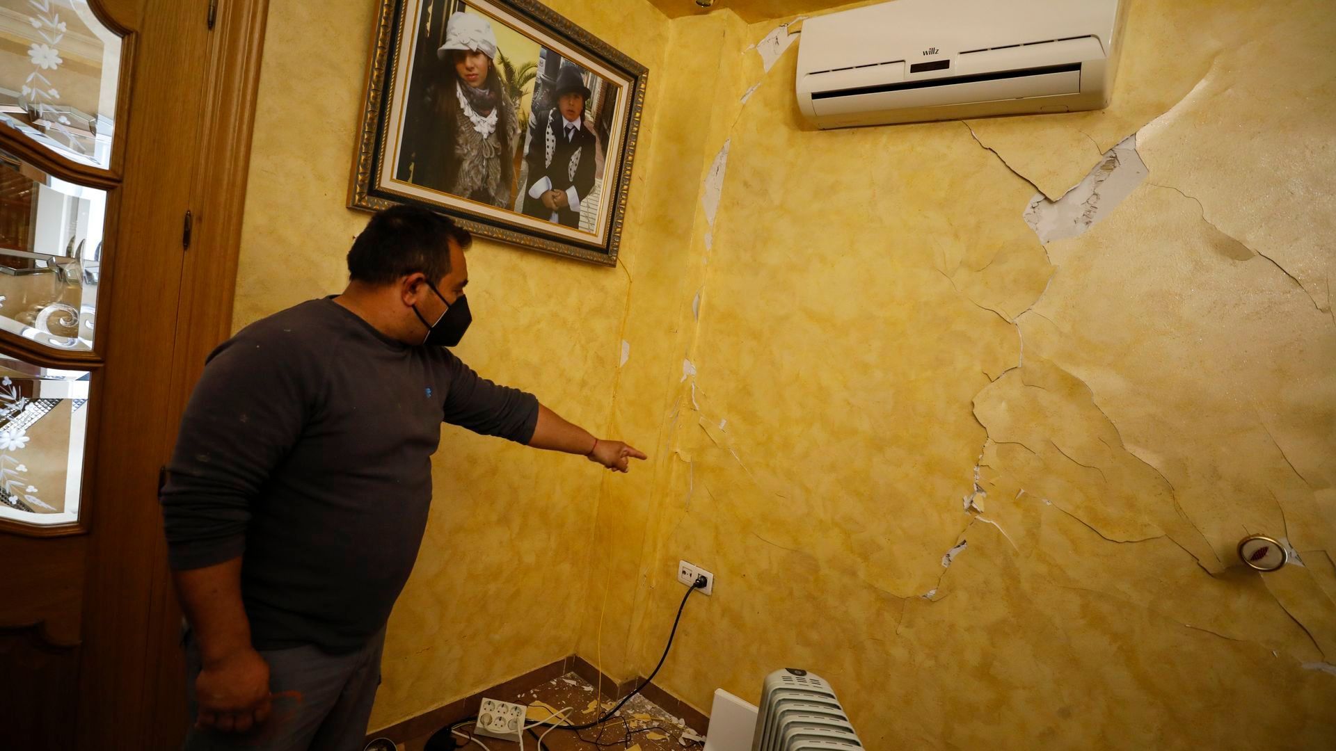 Un vecino de Granada muestra las grietas causadas en su vivienda por los terremotos Un vecino de Granada muestra las grietas causadas en su vivienda por los terremotos