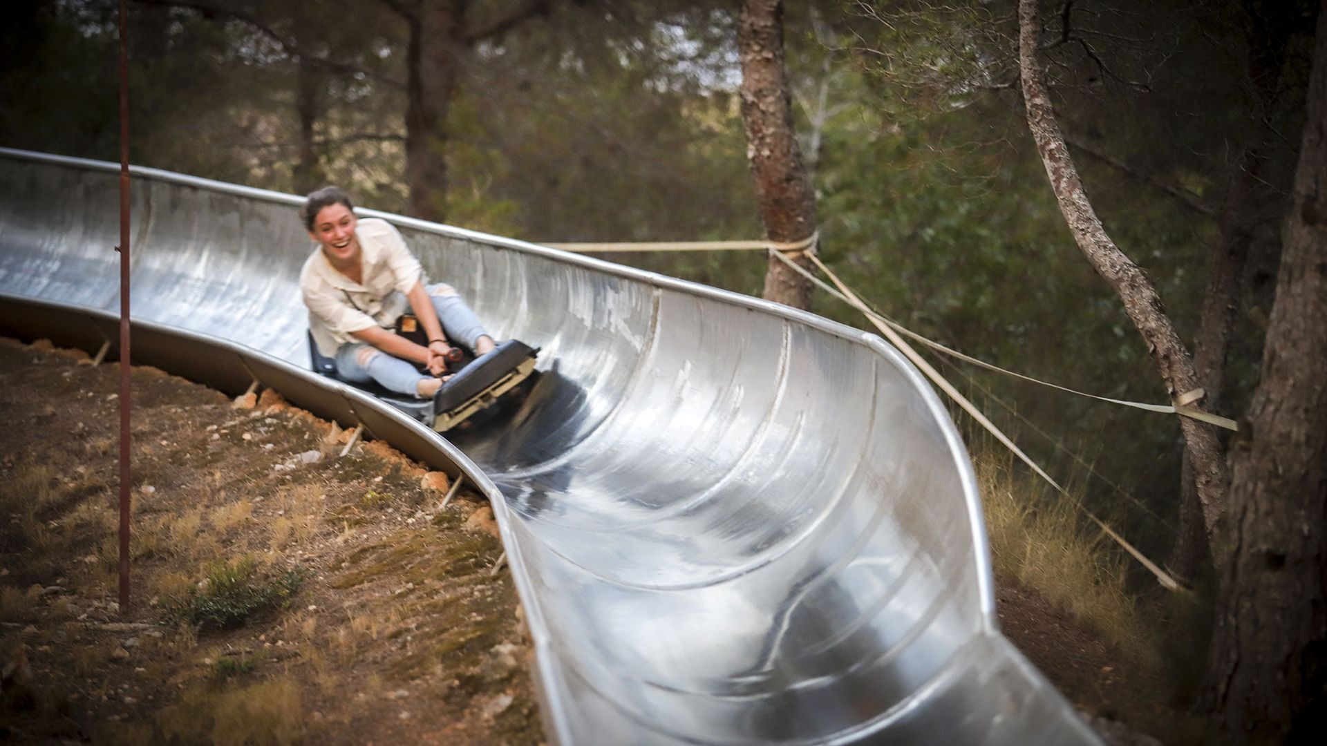 Una joven disfruta de su experiencia en Calafell Slide Una joven disfruta de su experiencia en Calafell Slide