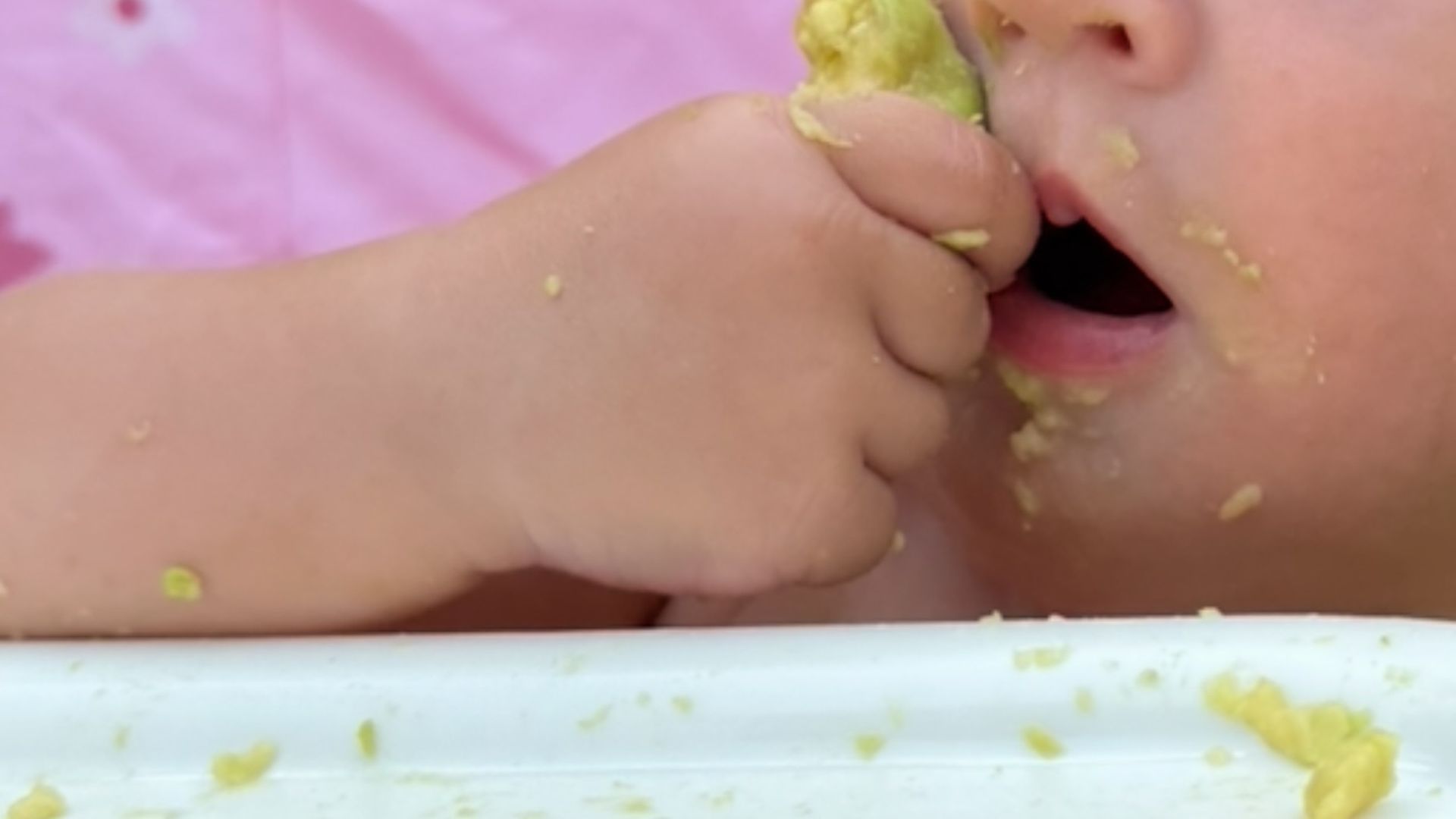 Uno de los bebés de Estela comiendo sólido