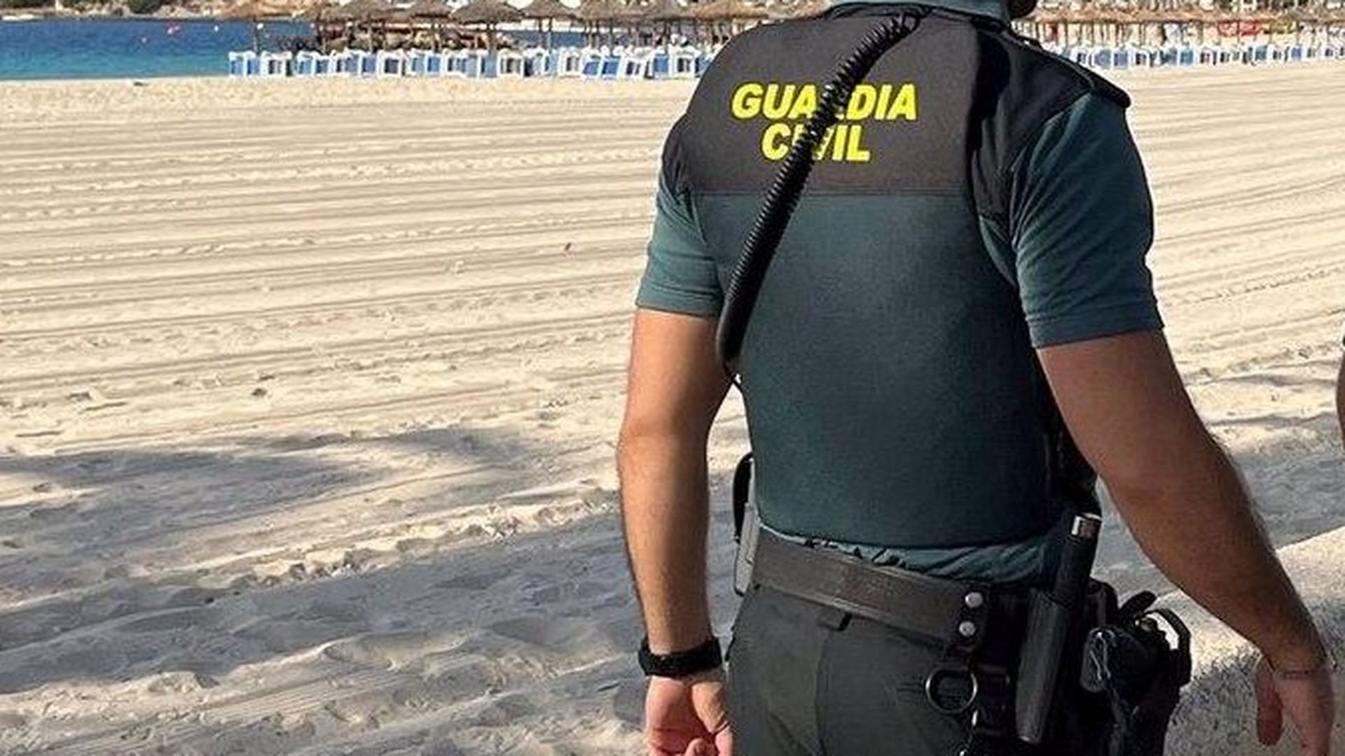 Agente de Guardia Civil en una playa patrullando Agente de Guardia Civil en una playa patrullando