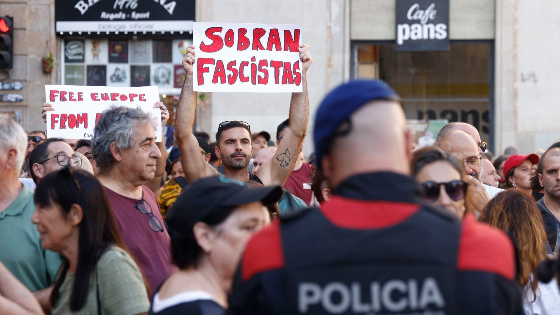 Centenares de antifascistas se concentran en Barcelona contra el acto 'Save Europe Act': "No sobran migrantes, sobran fascistas" Centenares de antifascistas se concentran en Barcelona contra el acto 'Save Europe Act': "No sobran migrantes, sobran fascistas"