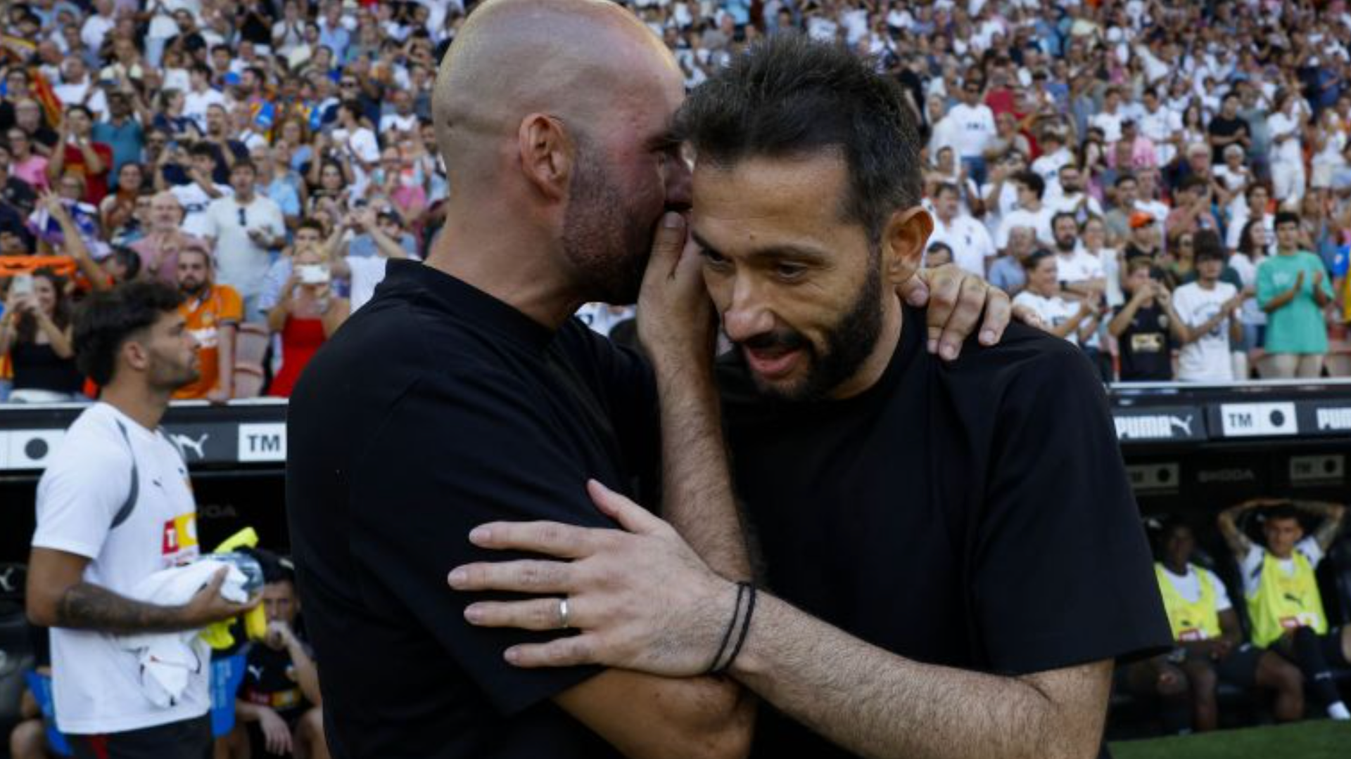 Claudio Giráldez y Carlos Corberán se abrazan en Mestalla
