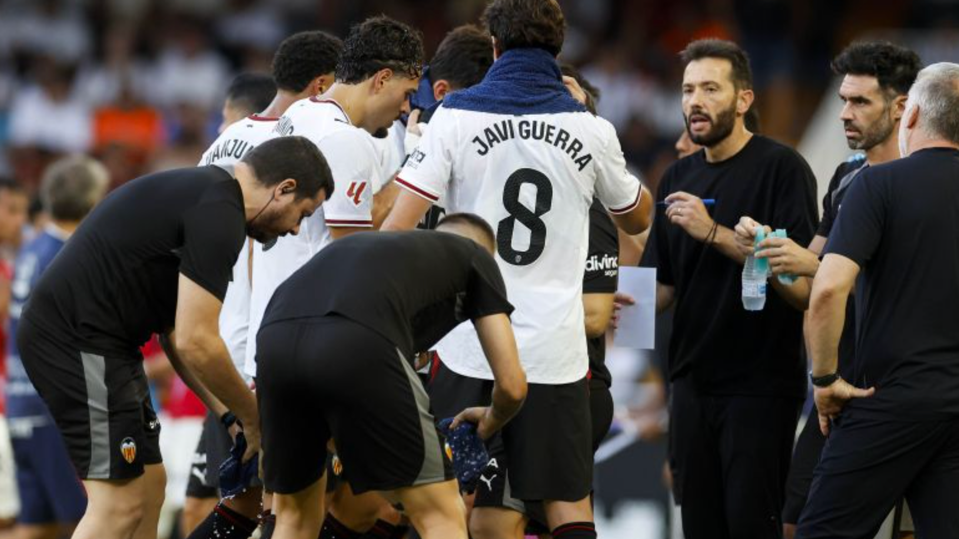 Corberán ante el Celta de Vigo en la pausa de hidratación
