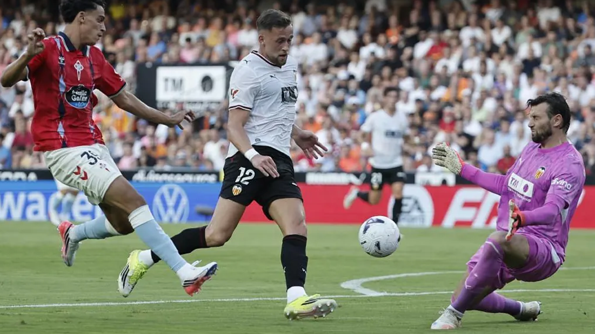 De Haas y Stole Dimitrievski ante el Celta