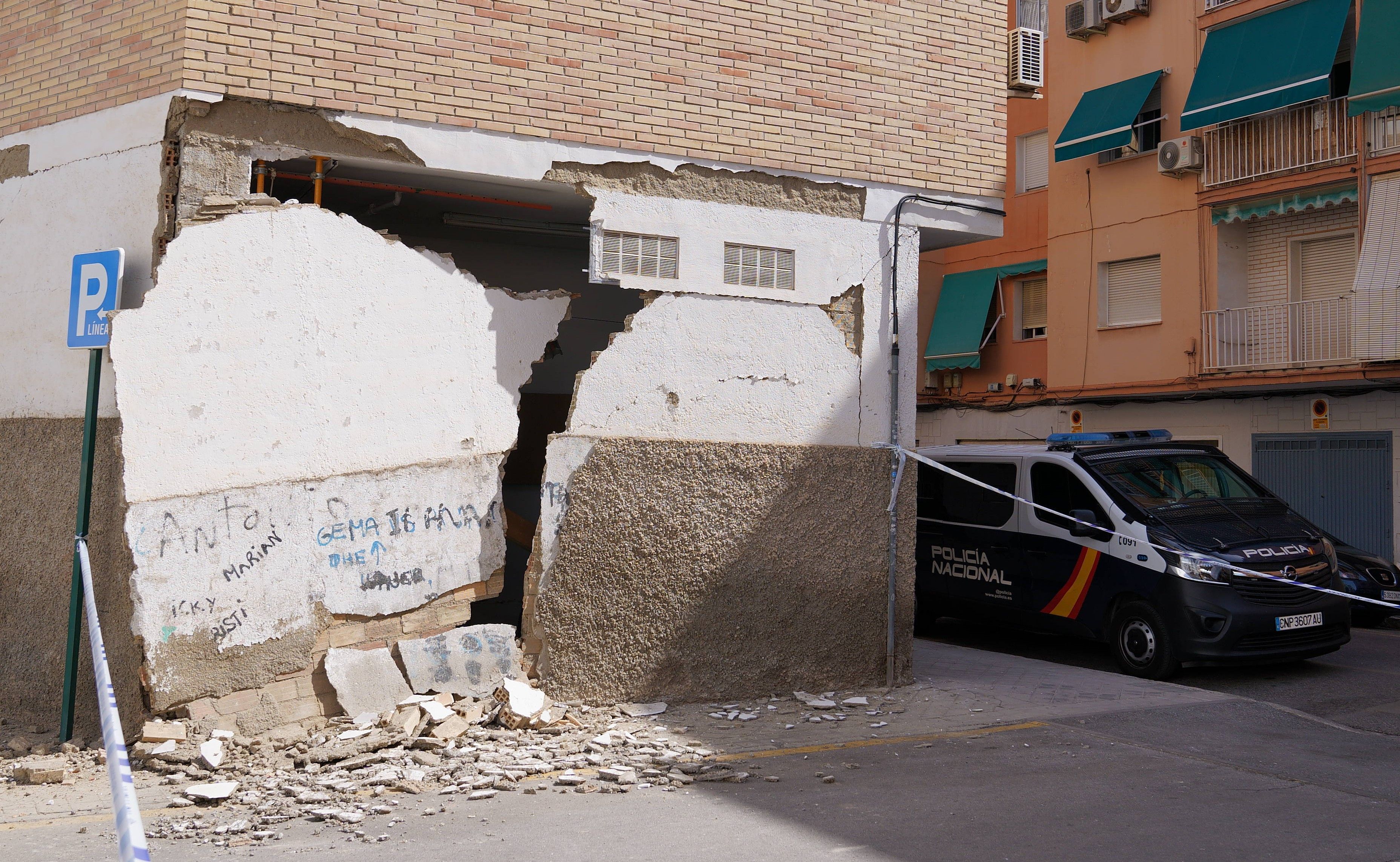 Grave destrozo en una fachada tras uno de los terremotos más fuertes
