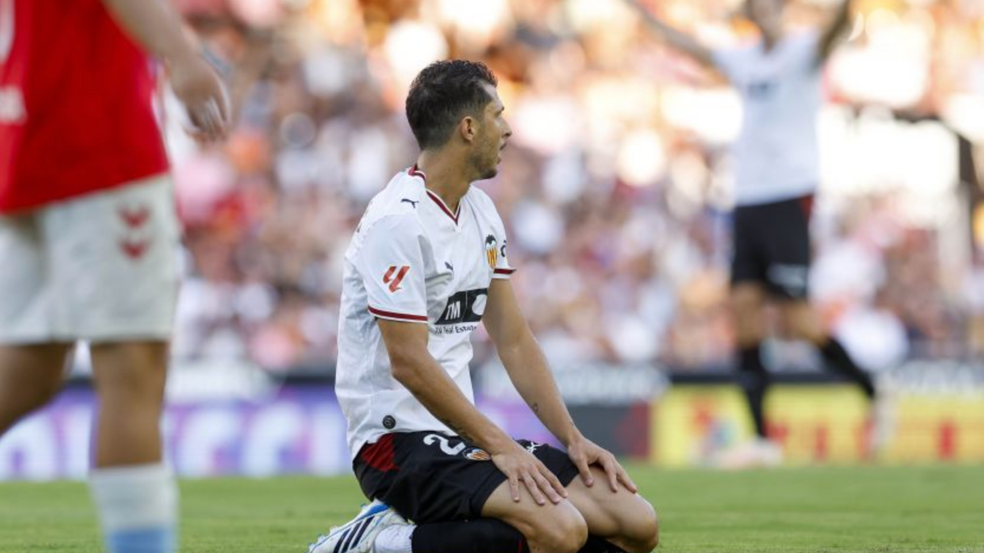 Guido Rodríguez de rodillas ante el Celta