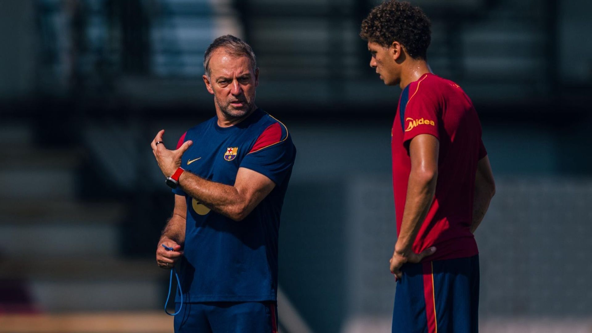 Hansi Flick y Hamza, en un entrenamiento del Barça