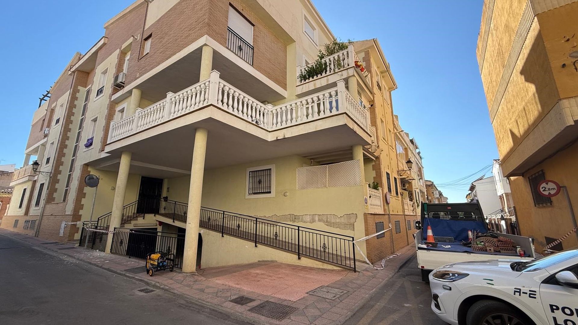 Imagen del edificio con 46 viviendas desalojado este martes al mediodía en Armilla (Granada) tras detectarse grietas en sus pilares, que ya están siendo reforzados. Imagen del edificio con 46 viviendas desalojado este martes al mediodía en Armilla (Granada) tras detectarse grietas en sus pilares, que ya están siendo reforzados.