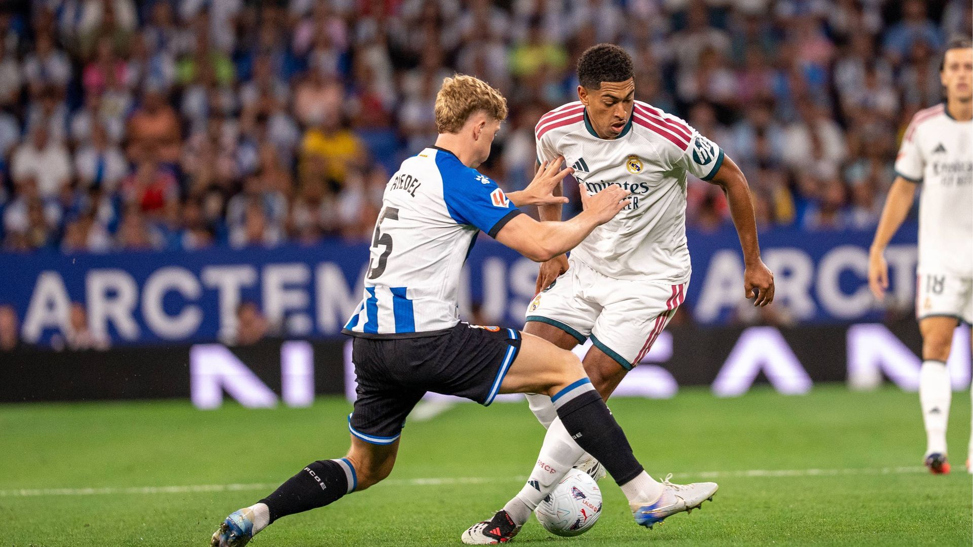 Jude Bellingham trata de marcharse de Riedel en el Espanyol-Real Madrid