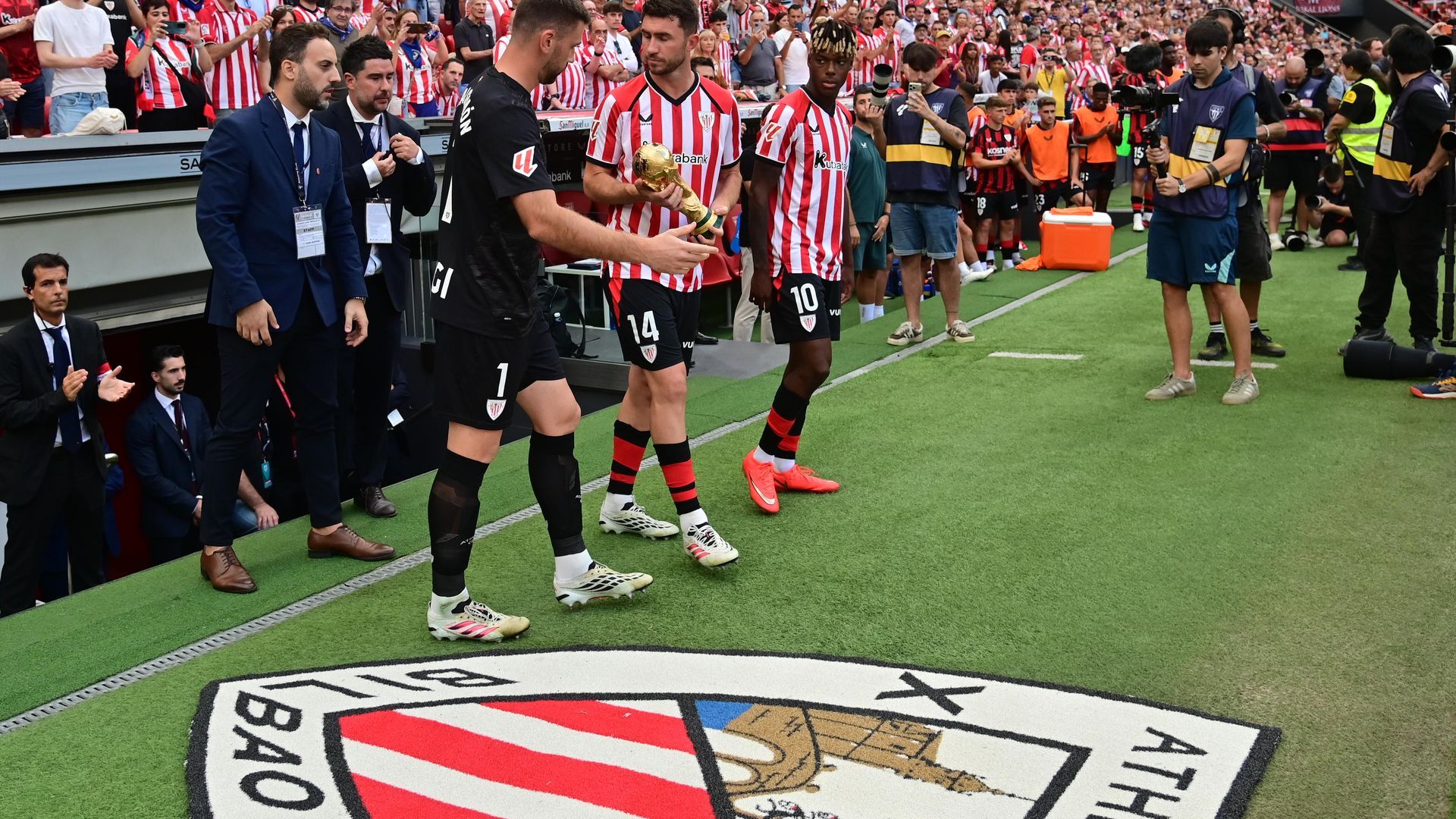 Los jugadores del Athletic entran a San Mamés con la Copa del Mundo