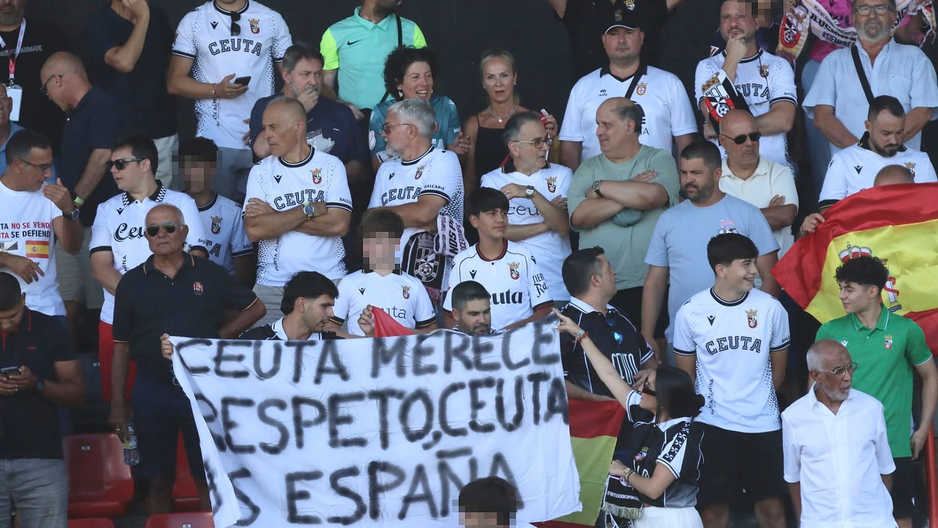Los jugadores del Ceuta y Las Palmas saltan al campo con un mensaje reivindicativo: “Ceuta no se vende. Ceuta se defiende”