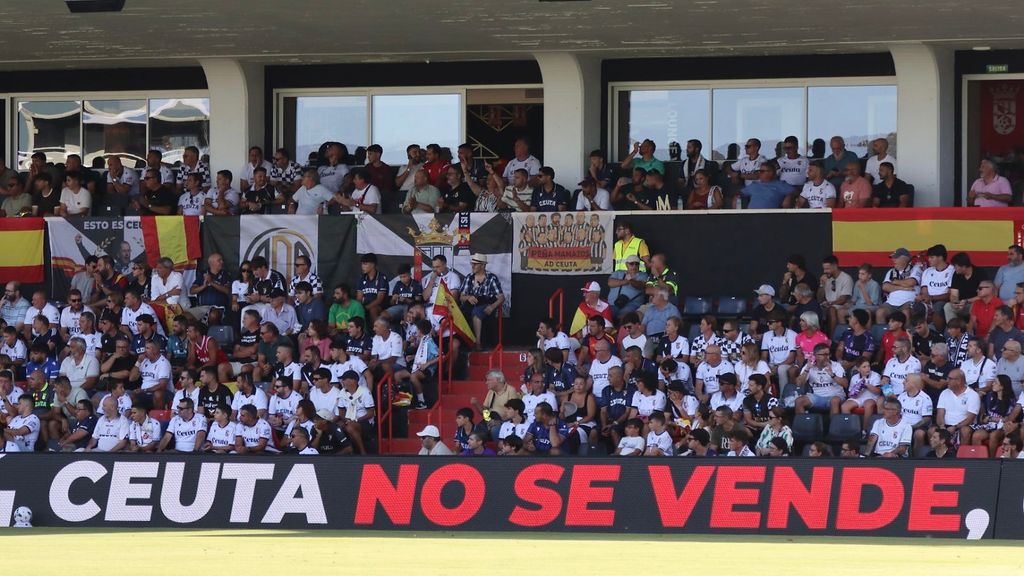 Los jugadores del Ceuta y de Las Palmas saltan al campo con mensajes de protesta: “Ceuta no se vende. Ceuta se defiende”