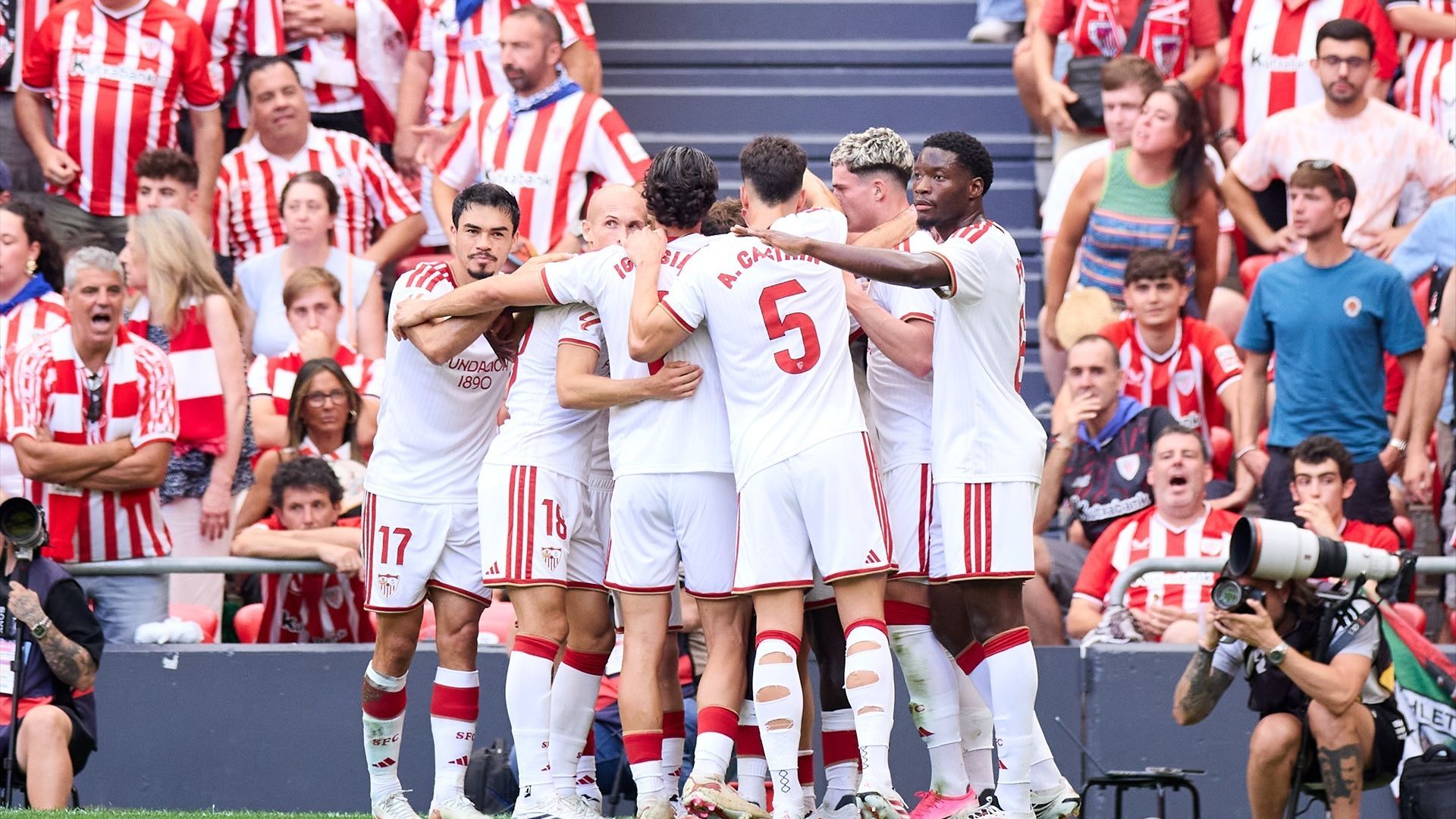 Los jugadores del Sevilla celebran el gol de Oso al Athletic