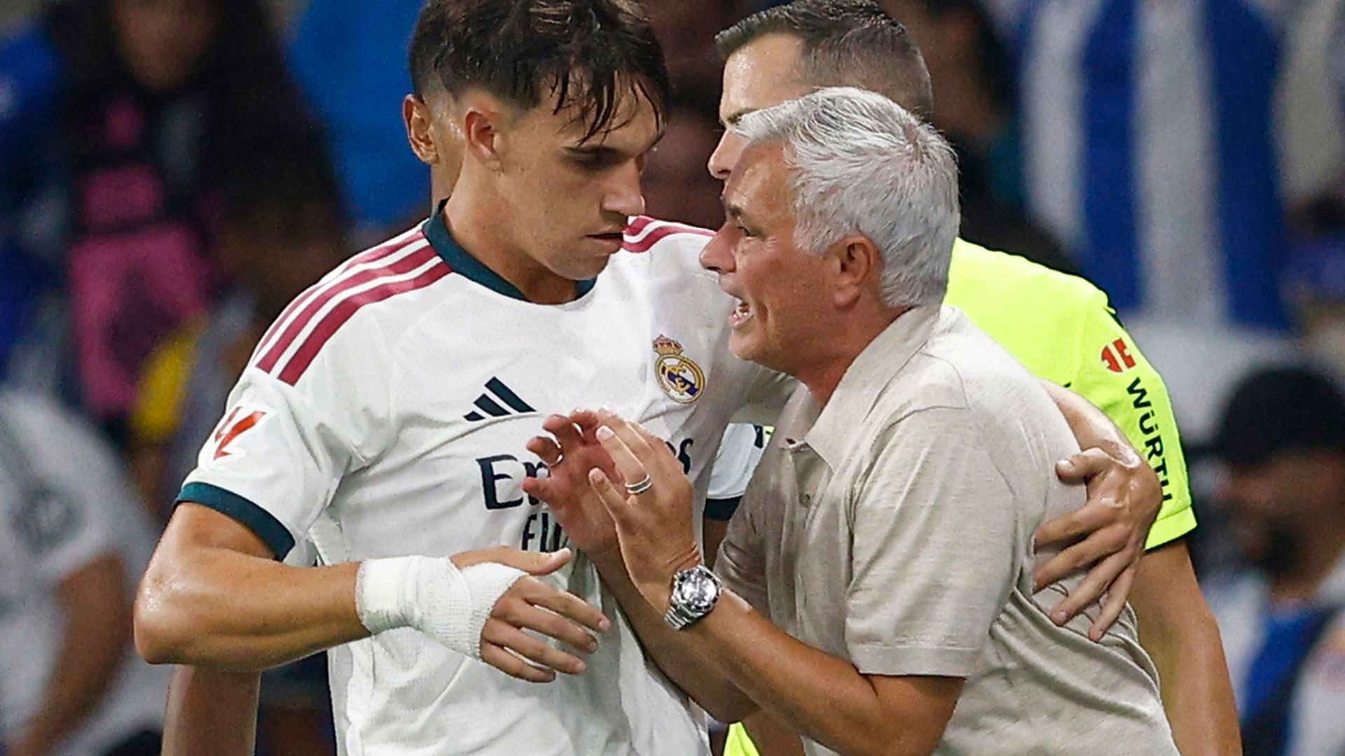 Mourinho da instrucciones a Carlos Espí