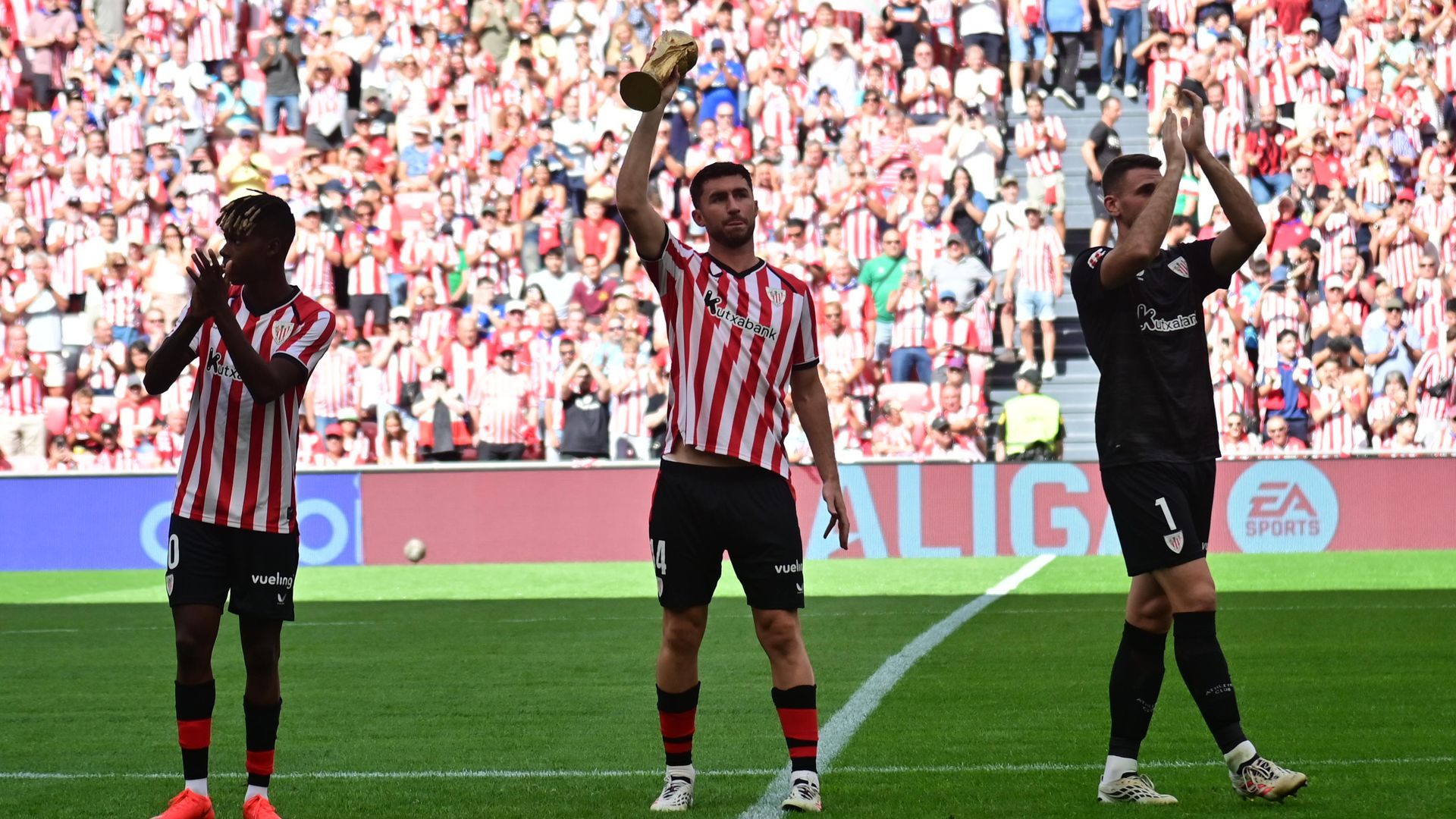Nico Williams, Laporte y Unai Simón ofrecen la Copa del Mundo a San Mamés Nico Williams, Laporte y Unai Simón ofrecen la Copa del Mundo a San Mamés