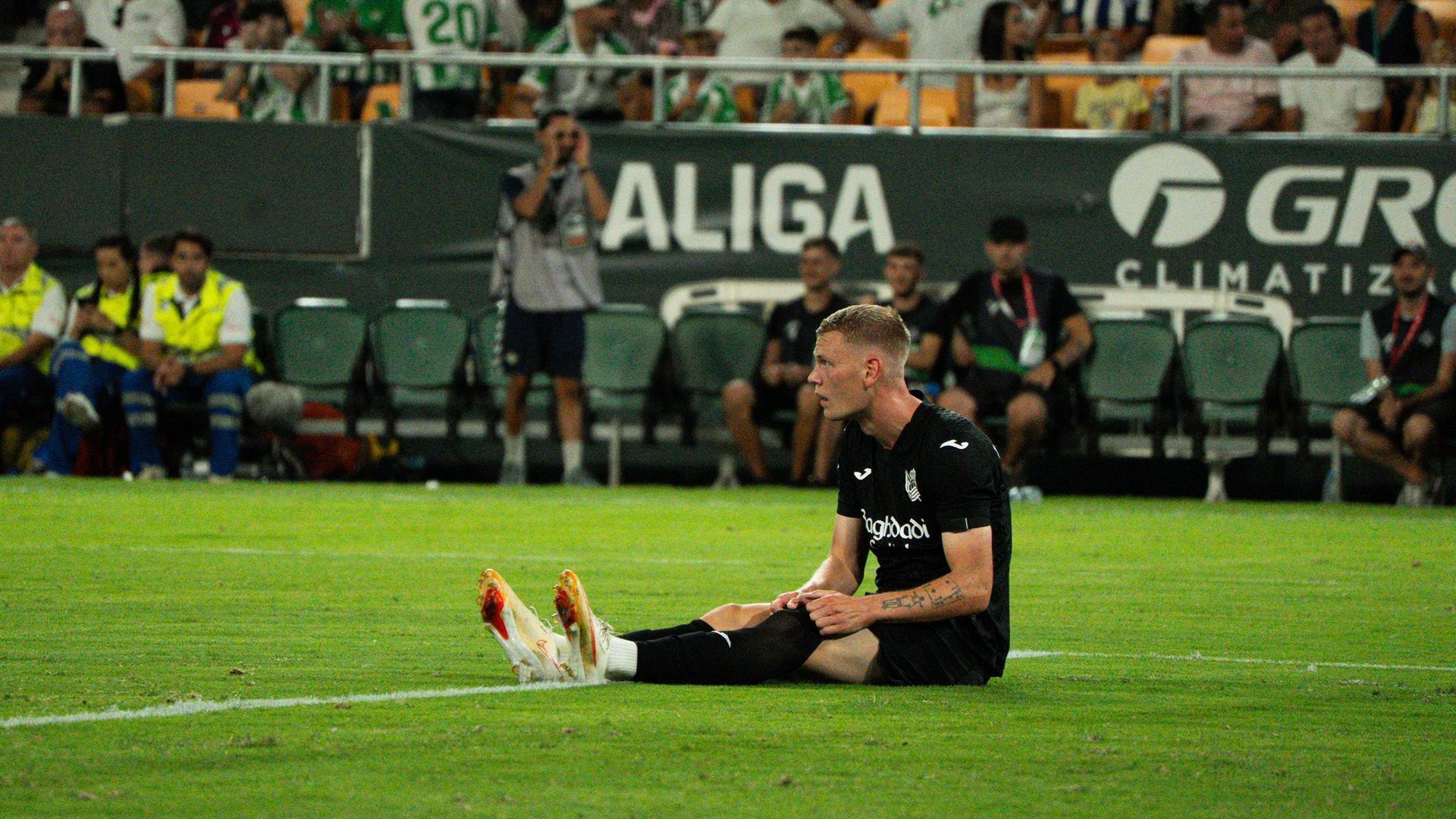 Orri Óskarsson, en el suelo tras el Betis-Real Sociedad