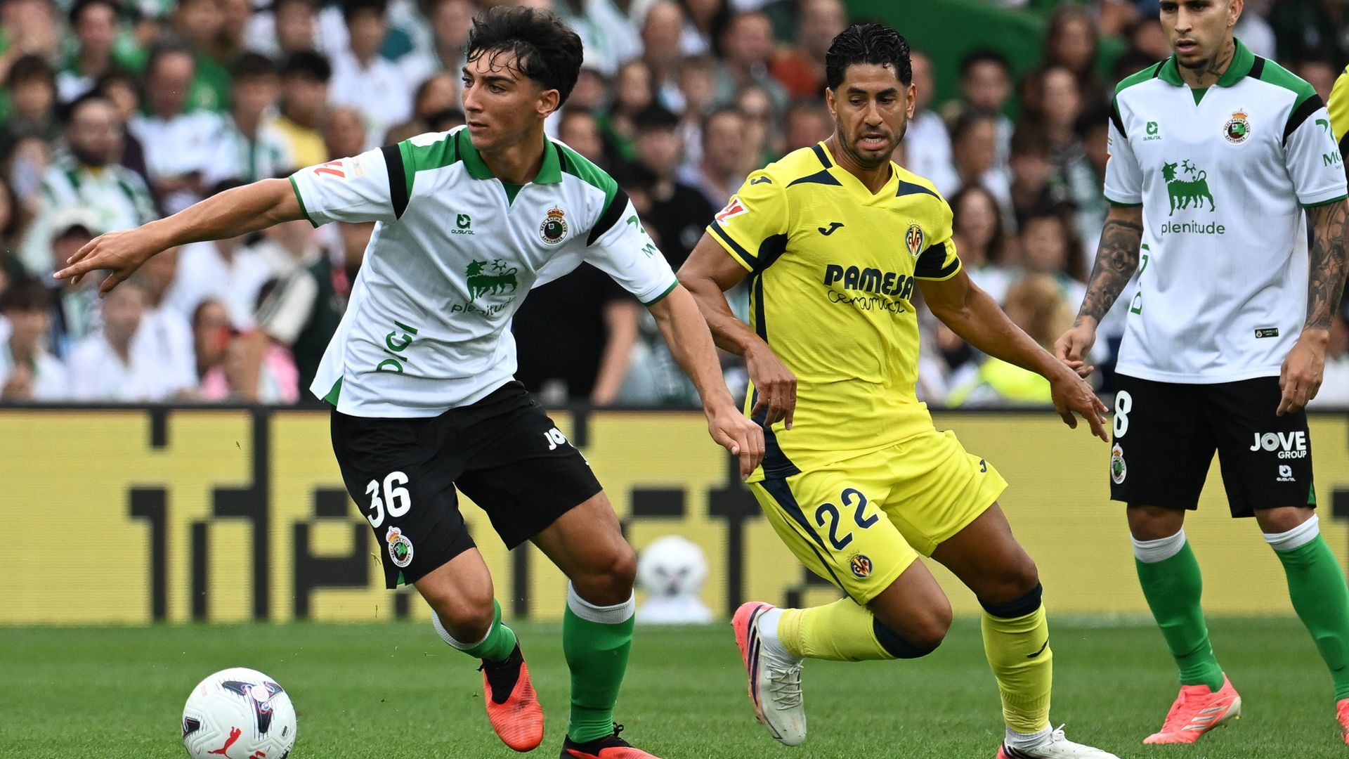 Sergio Martínez se marcha de Ayoze en el Racing-Villarreal