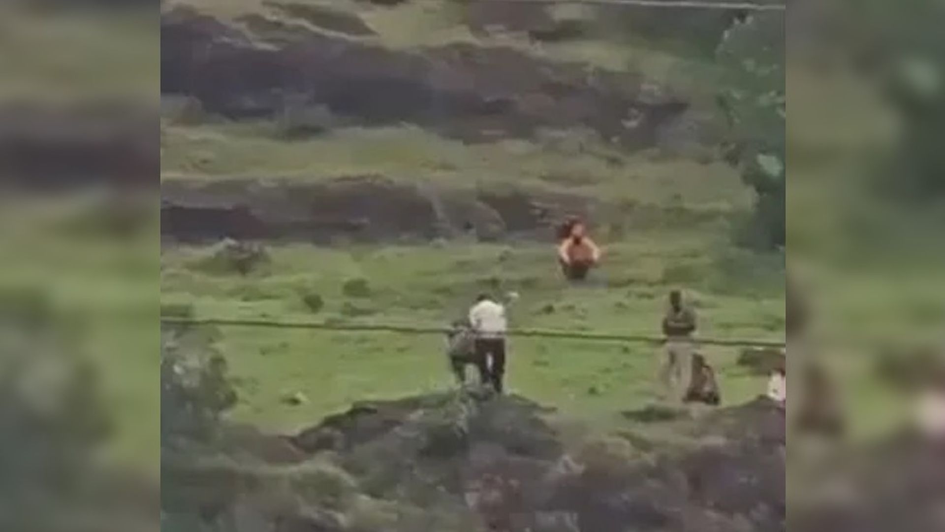 Tragedia familiar en India: un joven cae por un acantilado, su padre muere al intentar salvarlo y su madre se lanza después Tragedia familiar en India: un joven cae por un acantilado, su padre muere al intentar salvarlo y su madre se lanza después