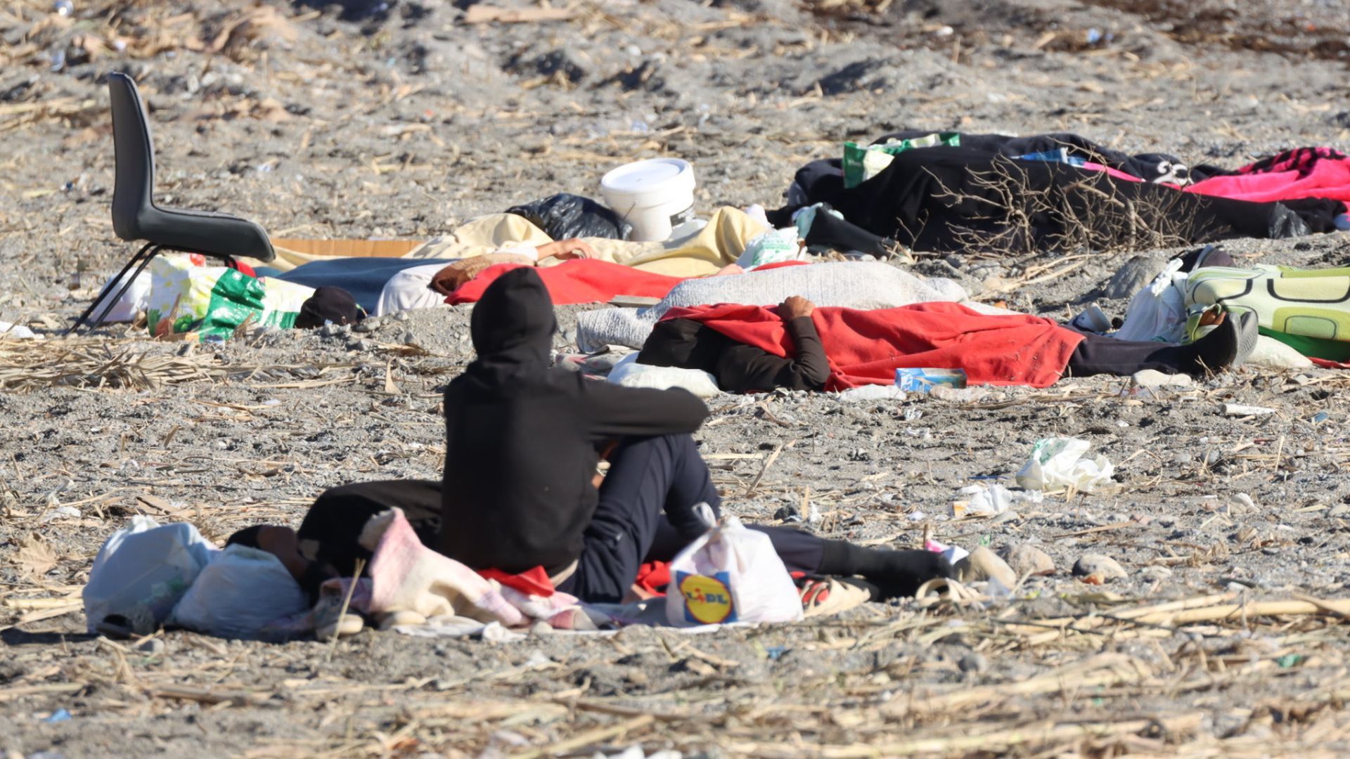 Varios migrantes permanecen acampados este sábado en la playa El Trampolín de Ceuta Varios migrantes permanecen acampados este sábado en la playa El Trampolín de Ceuta