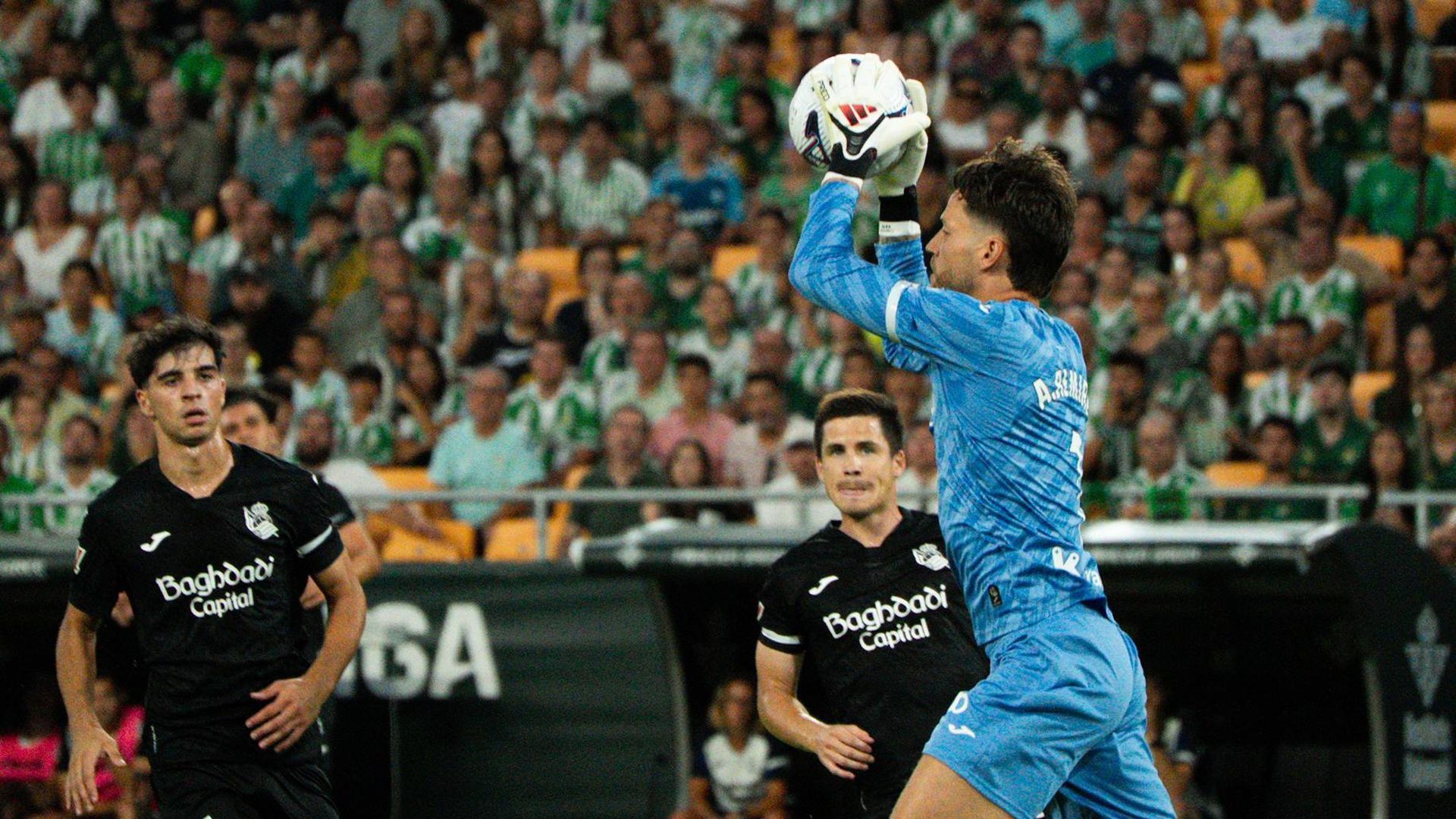 Álex Remiro atrapa un balón en el Betis-Real Sociedad