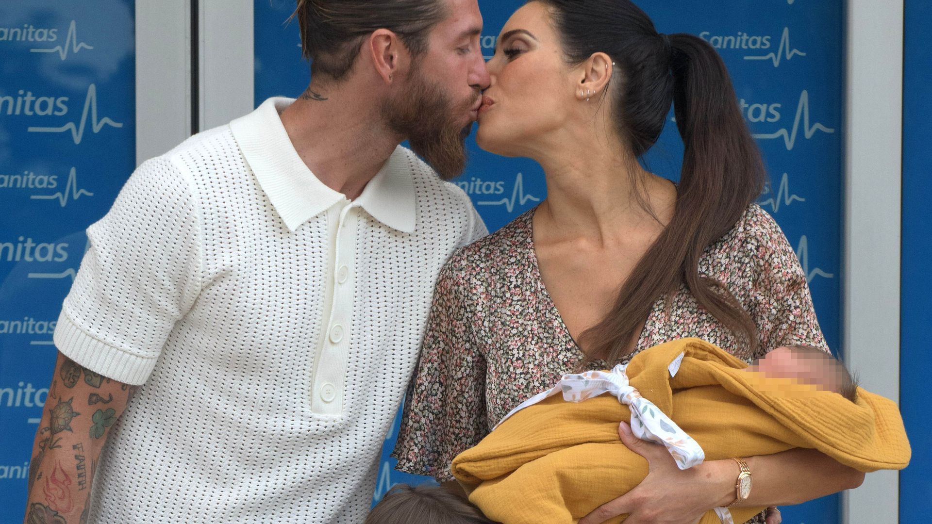 Archivo - Sergio Ramos y Pilar Rubio en la puerta del hospital tras el nacimiento de su último hijo Archivo - Sergio Ramos y Pilar Rubio en la puerta del hospital tras el nacimiento de su último hijo