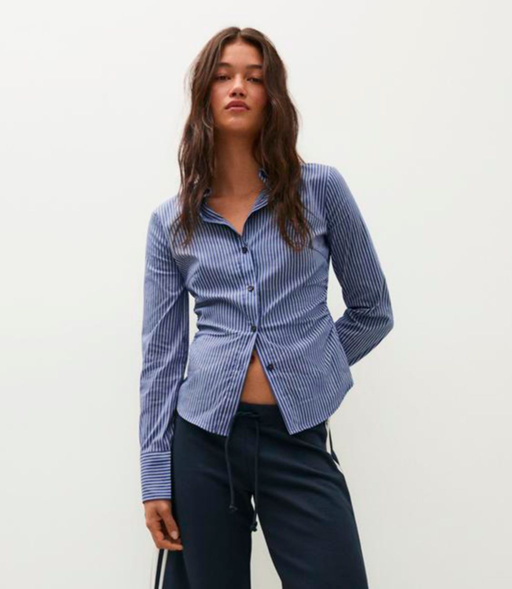 Camisa de rayas blancas y azules