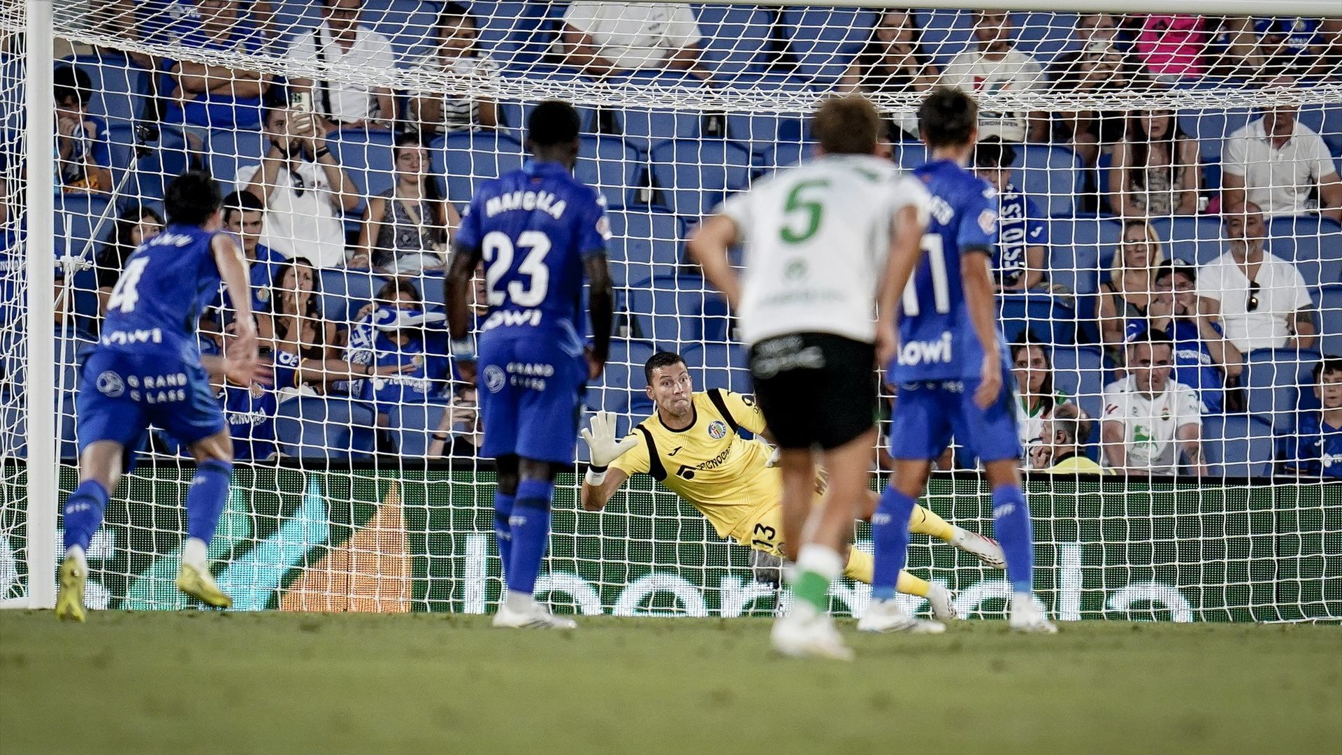 David Soria detiene el penalti de Andrés Martín en el Getafe-Racing