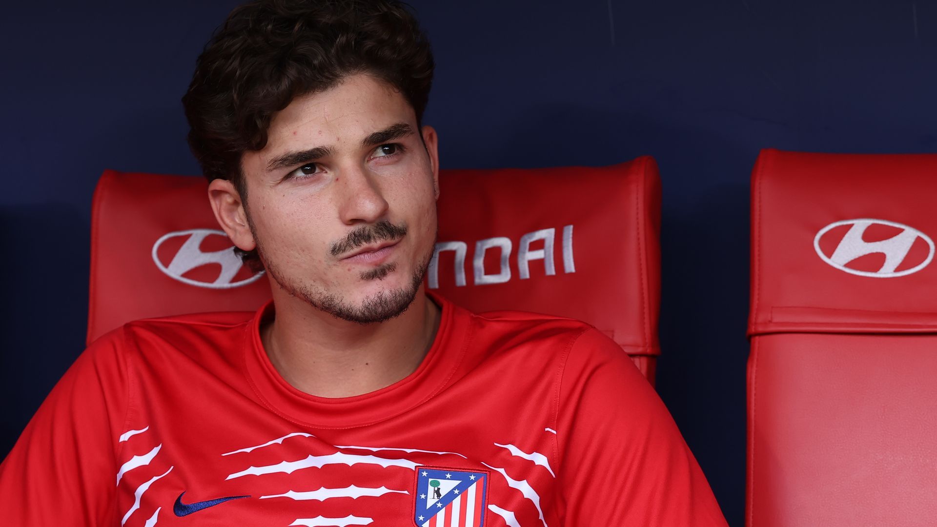 Julián Álvarez, pitado por la afición del Atlético, abandona el terreno de juego en solitario y Simeone le defiende: "Necesitamos estar juntos" Julián Álvarez, pitado por la afición del Atlético, abandona el terreno de juego en solitario y Simeone le defiende: "Necesitamos estar juntos"