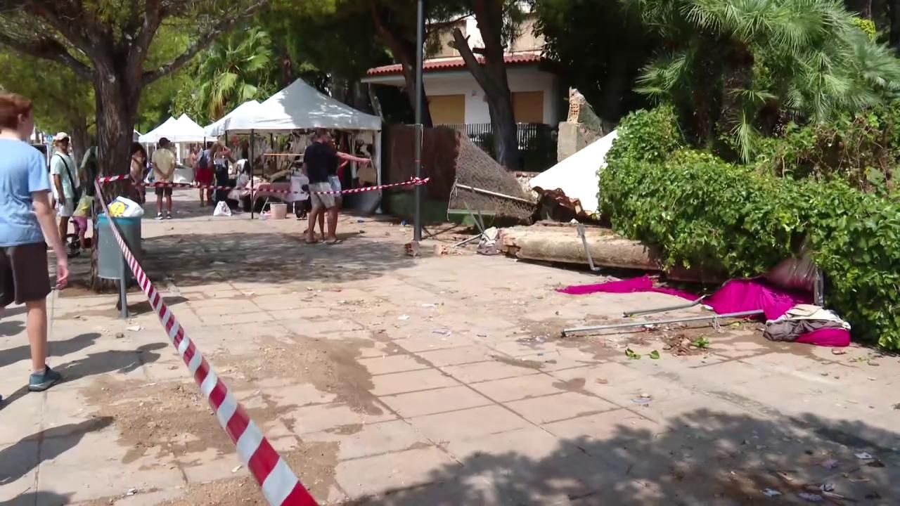 Muro desplomado junto a la acera en la zona portuaria