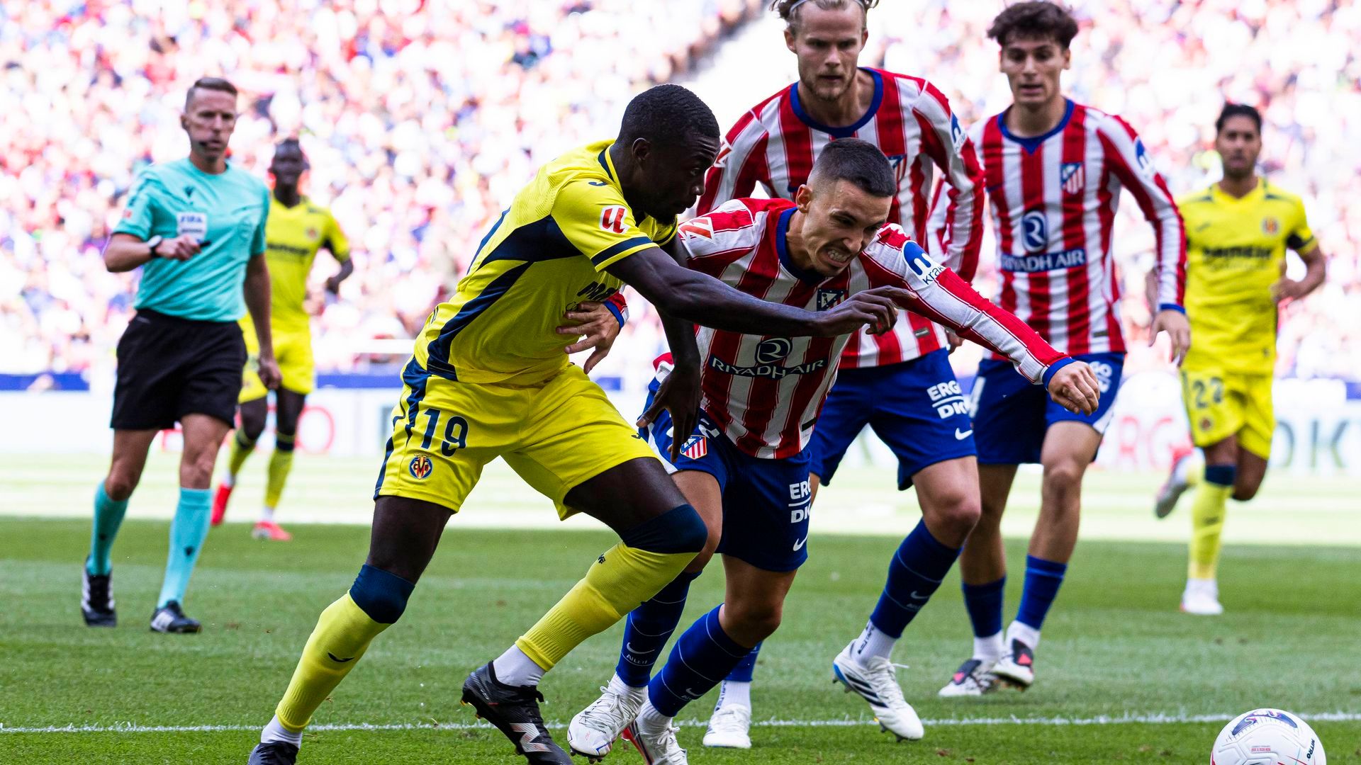Nicolas Pépé trata de marcharse de Álex Grimaldo en el Atlético-Villarreal