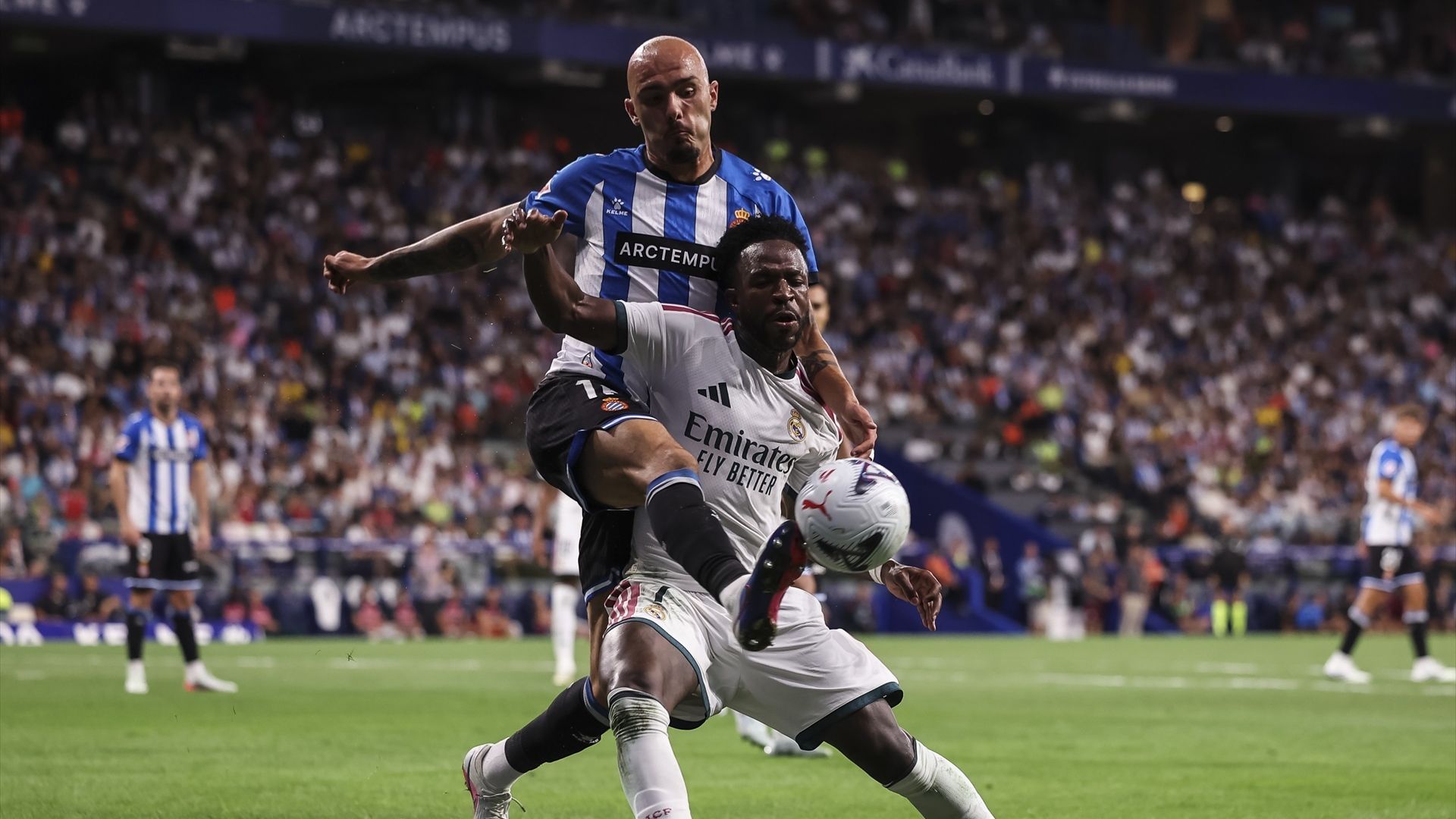Vinicius Júnior recibe una falta ante el Espanyol