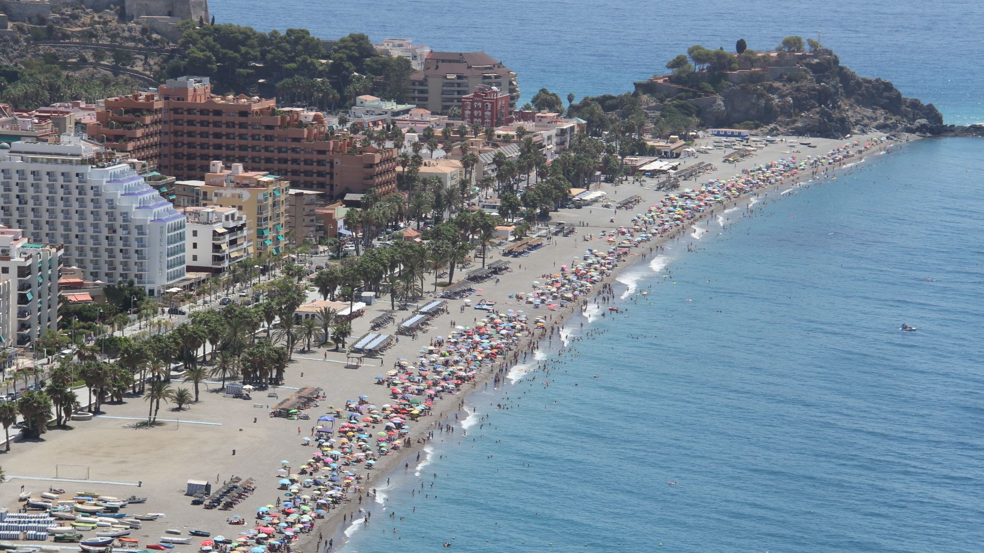 Almuñécar, el municipio costero de Granada que multiplica por cuatro su población en verano, pide más financiación Almuñécar, el municipio costero de Granada que multiplica por cuatro su población en verano, pide más financiación