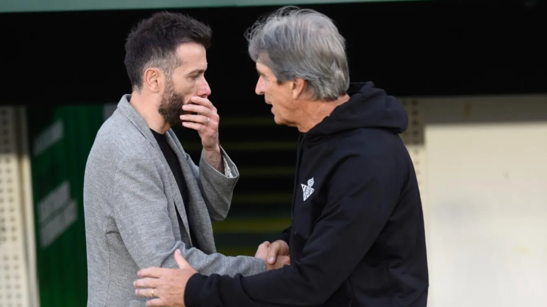 Carlos Corberán y Manuel Pellegrini, en el Betis-Valencia.