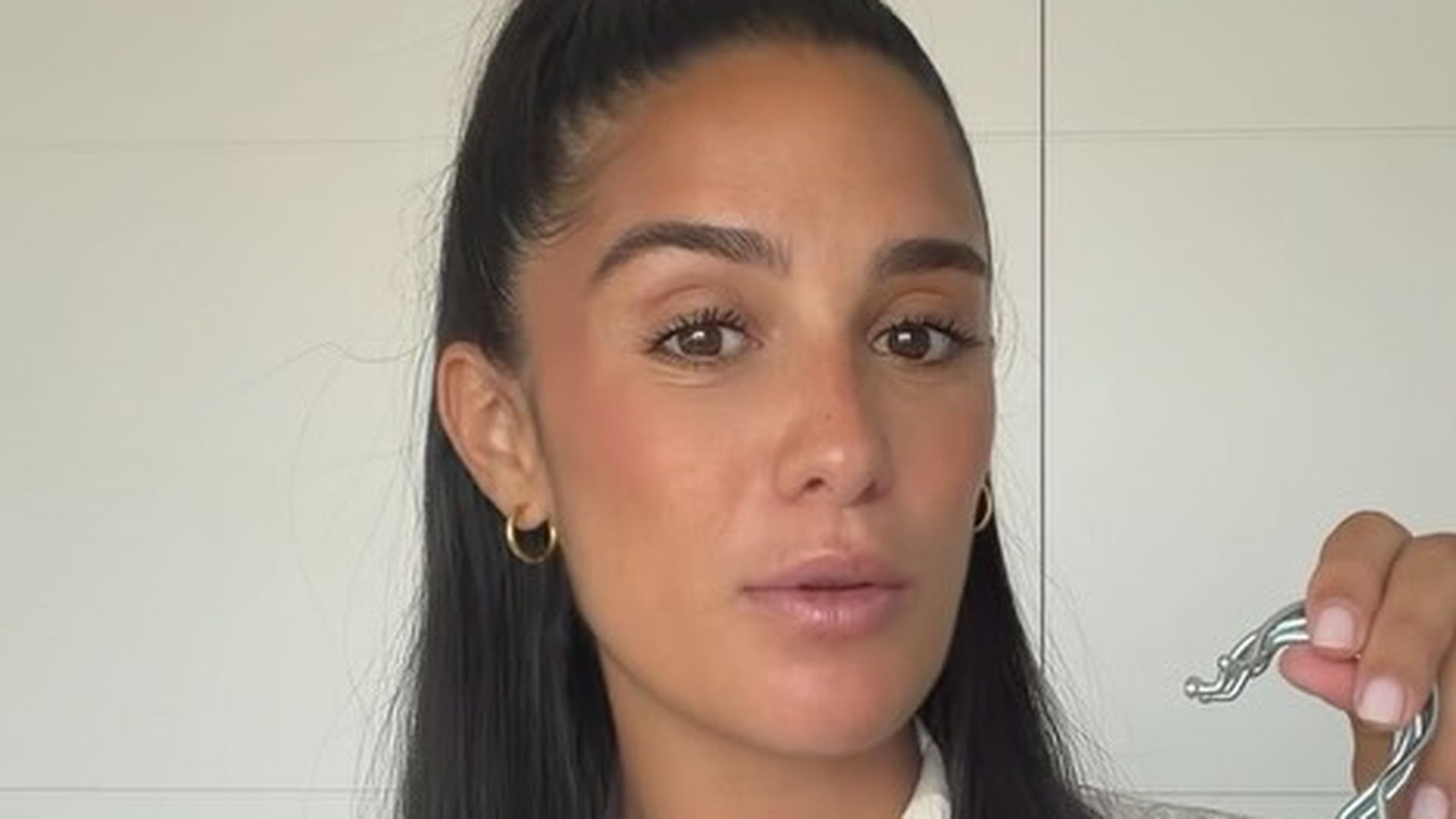 Claudia Martínez estalla tras ser acusada de “hacer de menos” al hijo de Mario González