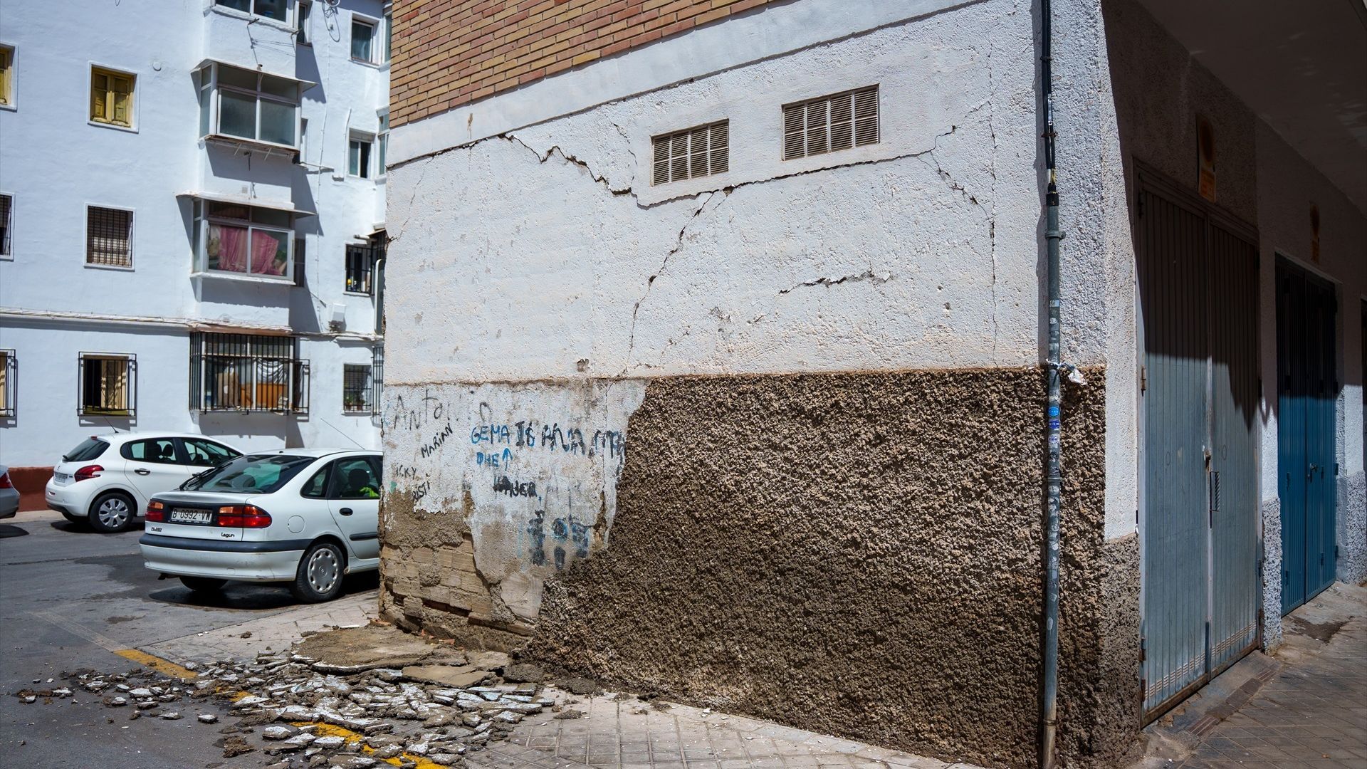 edificio dañado tras los terremotos en Alhendín, Granada