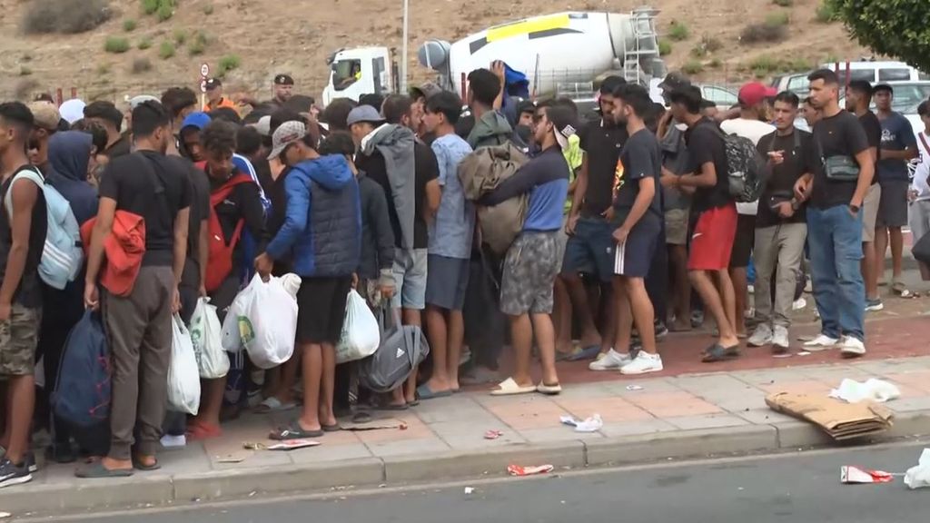 La situación en Ceuta: migrantes por las calles, el enfado de los vecinos y el hospital saturado