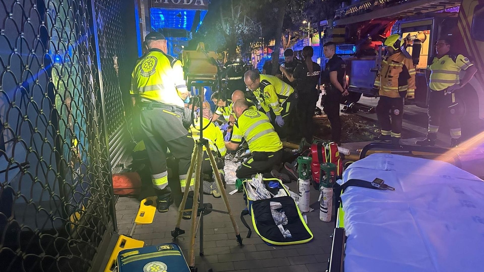 Herido grave un sexagenario con quemaduras en el 30% del cuerpo y "síndrome por inhalación de humo" tras incendiarse su vivienda en Carabanchel, Madrid Herido grave un sexagenario con quemaduras en el 30% del cuerpo y "síndrome por inhalación de humo" tras incendiarse su vivienda en Carabanchel, Madrid
