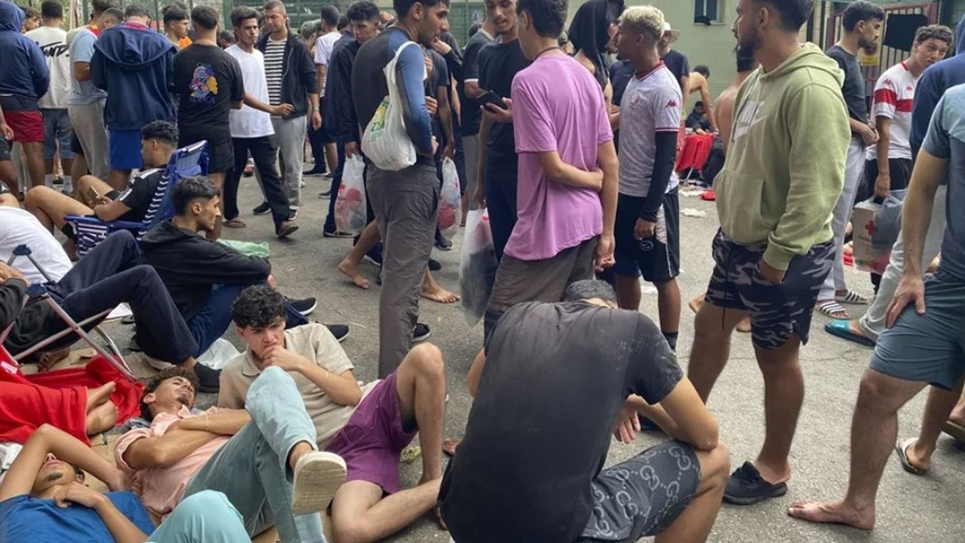 Inmigrntes esperan para entrar al Centro de Estancia Temporal de Inmigrantes (CETI) de Ceuta Inmigrntes esperan para entrar al Centro de Estancia Temporal de Inmigrantes (CETI) de Ceuta