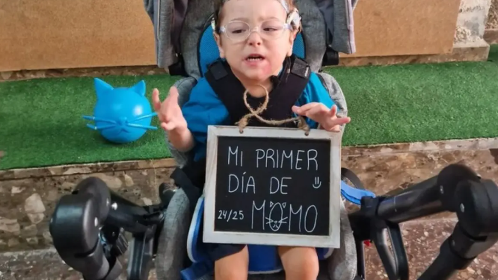 Iván se desplaza en silla de ruedas Iván se desplaza en silla de ruedas