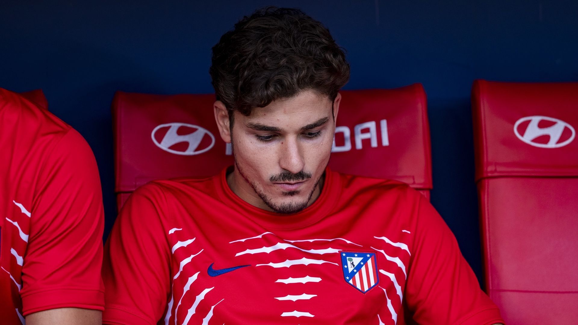 Julián Álvarez, cabizbajo en el banquillo del Atlético de Madrid