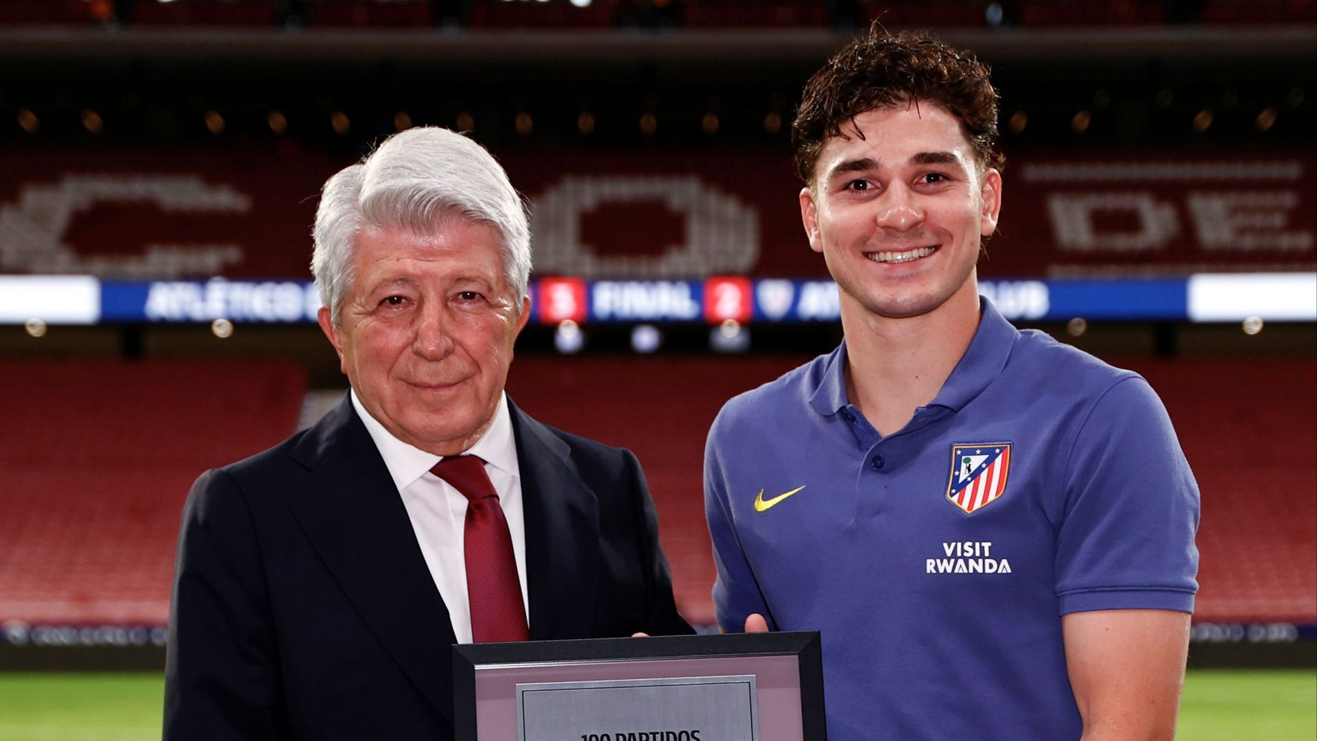 Julián Álvarez junto a Enrique Cerezo