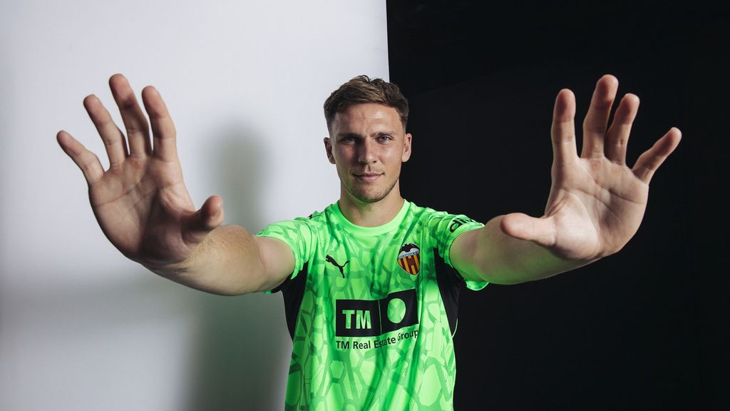 Kayne Van Oevelen ficha por el Valencia CF