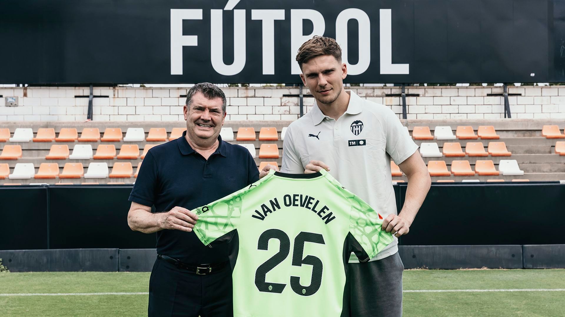 Kayne Van Oevelen ficha por el Valencia CF