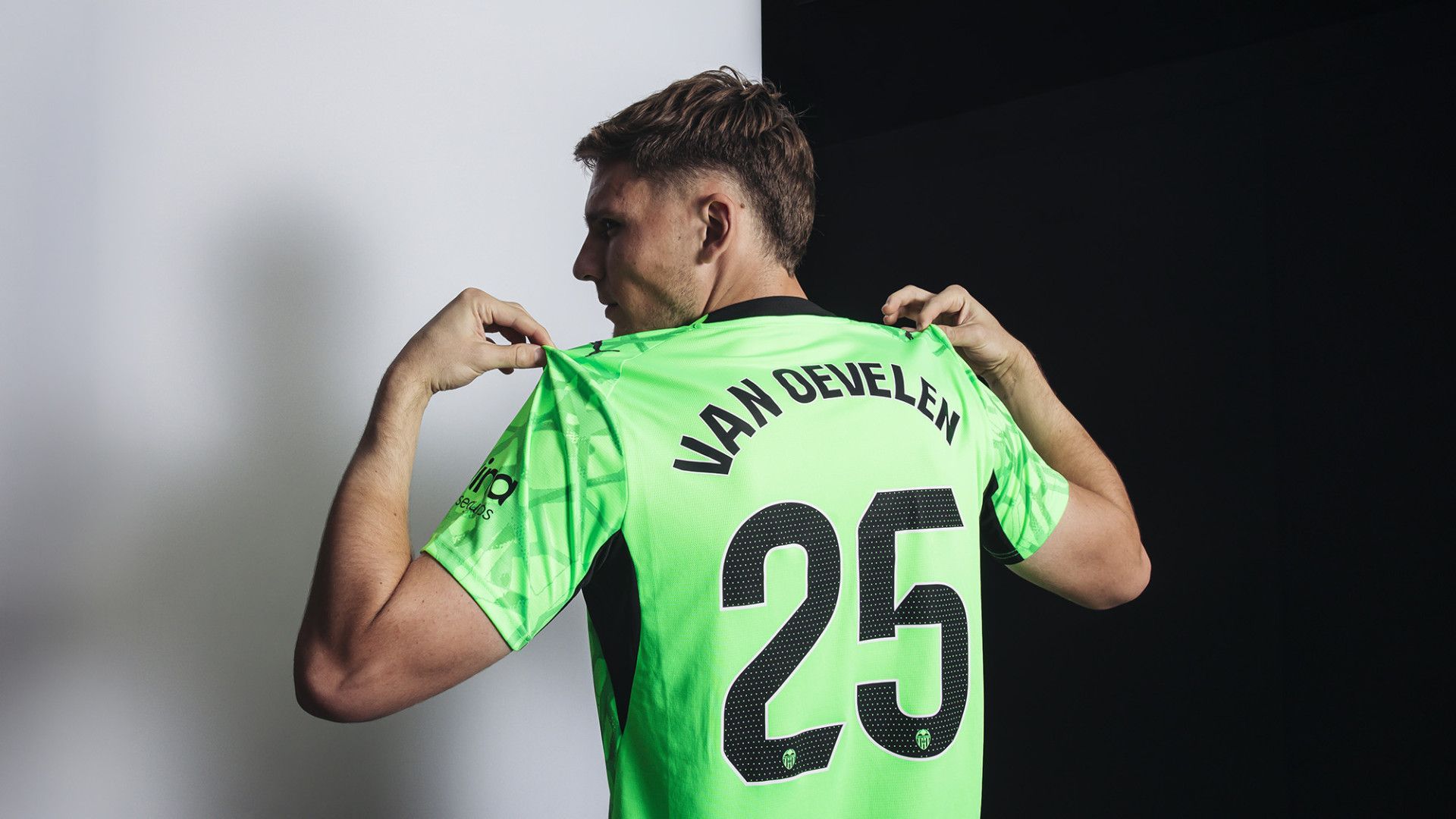 Kayne Van Oevelen ficha por el Valencia CF