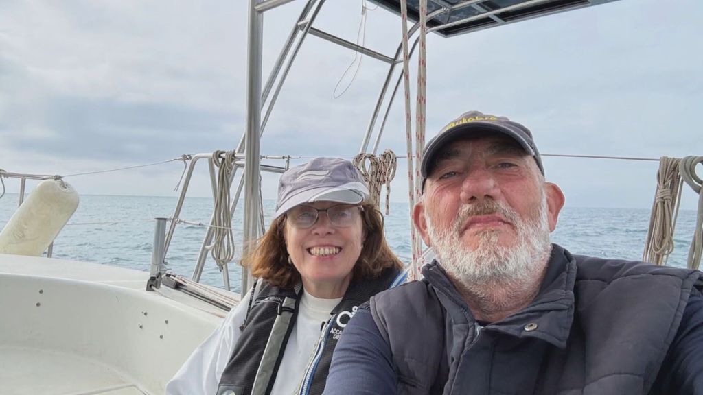 La esposa del burgalés desaparecido tras caer al mar desde su barco en una travesía a Grecia pasó tres días a la deriva y sin cobertura: “Está destrozada”