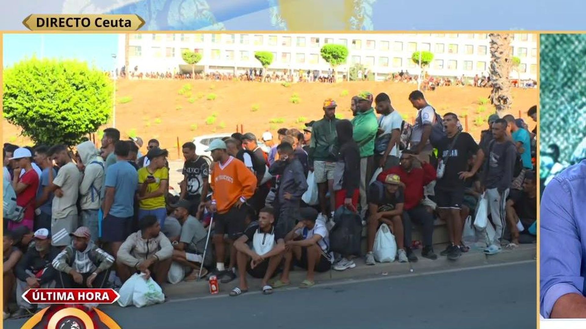 'La mirada crítica' se acerca a las colas de migrantes ilegales tratando de entrar en los campamentos de Ceuta