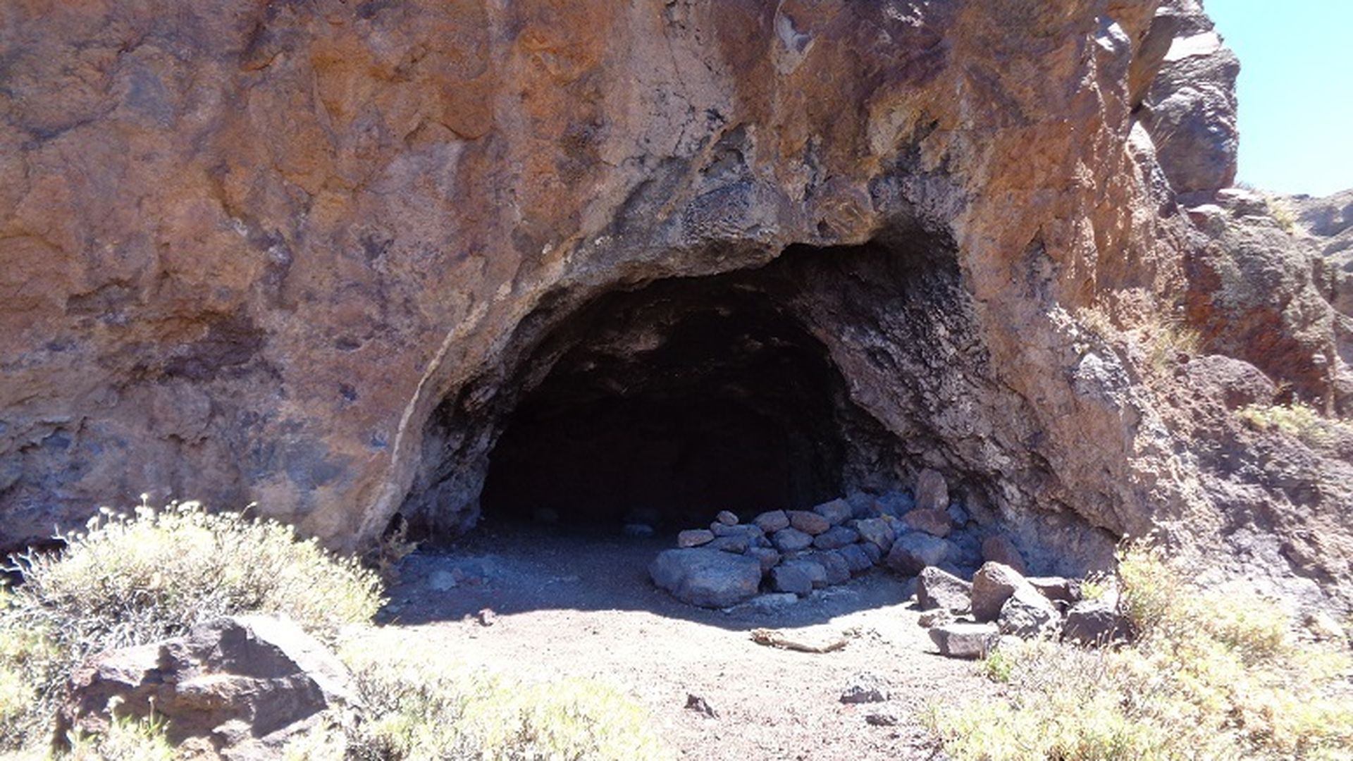La mujer de 61 años encontrada sin vida en una cueva de Mogán murió por un golpe en la cabeza: investigan si podría ser un crimens La mujer de 61 años encontrada sin vida en una cueva de Mogán murió por un golpe en la cabeza: investigan si podría ser un crimens